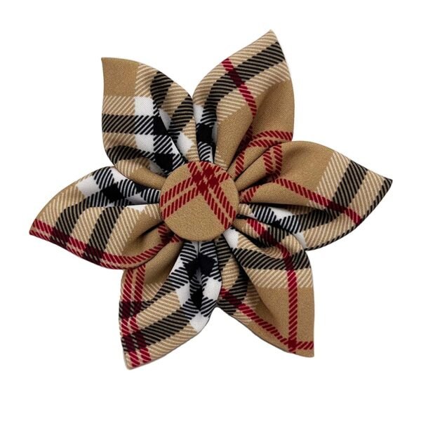 Met de Huxley & Kent Pinwheel High Street Plaid pimp je in een handomdraai de halsband van jouw hond. Met deze Burberry bloem ziet jouw hond er uit om door een ringetje te halen De Huxley and Kent Pinwheel High Street Plaid kan eenvoudig bevestigd worden aan de halsband Huxley & Kent Pinwheels en Bow Tie's Huxley & Kent maakt naast hun hondenspeelgoed, bandana's en strikjes ook pinwheels voor honden. Een geweldige accessoire voor aan de halsband van jouw hond. Bij A Lot for Doodles vind je een mooie selectie aan pinwheels, strikjes en Bandana's voor honden.