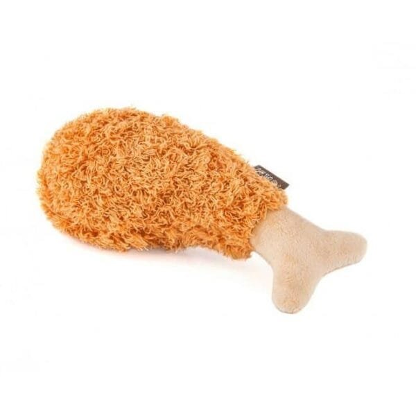 PLAY American Classic - Fried Chicken De PLAY American Classic - Fried Chicken is een zacht pluche speeltje voor de hond. Het botje is van pluche en het boutje zelf is van een wat wolligere pluche stof. De PLAY American Classic - Fried Chicken is gevuld met vulmateriaal van gerecyclede petflessen. Ook zit er een een zogenaamde 'gigglestick' in het speeltje. Als je met de PLAY American Classic - Fried Chicken schudt komt er een grappige geluidje uit. Voor de hond natuurlijk super leuk en interessant. Let op: Er is geen enkel hondenspeelgoed in de wereld wat niet kapot kan. Ondanks de dubbele stiksels, dubbele laag stof aan de buitenkant en de algehele stevigheid van het speelgoed, zou het kapot kunnen gaan. Op hondenspeelgoed zit geen garantie.Kies dus het juiste soort speeltje voor jouw hond zijn kauw- en speelbehoefte. Haal kapotte speeltjes meteen weg en laat jouw hond alleen spelen onder toezicht. Over P.L.A.Y. Hondenspeelgoed PLAY staat bekend om hun fantastische design en vrolijke, aansprekende kleuren. Bij A Lot for Doodles vind je een ruim assortiment van PLAY hondenspeelgoed. Shop naast de Barking Brunch collectie ook de Tropical Paradise Collectie van PLAY in onze shop! PLAY Dog Toys Het hondenspeelgoed van P.L.A.Y. is handgemaakt en de stevige buitenkant en dubbel gestikte randen zorgen voor extra duurzaamheid. De vulling van de speeltjes is gemaakt van gerecycled materiaal. Verder voldoet het hondenspeelgoed van Play aan dezelfde strenge kwaliteitsnormen voor het vervaardigen van baby- en kinderspeelgoed. In de speeltjes worden er AZO-vrije kleurstoffen gebruikt. Daarnaast zijn de speeltjes geschikt voor de wasmachine en droger. P.L.A.Y. hondenspeelgoed Het hondenspeelgoed van PLAY wordt in Amerika ontworpen. Bekend van Instagram Als jij honden volgt via Instagram, dan kan het niet missen dat je de P.L.A.Y. hondenspeeltjes wel eens voorbij hebt zien komen. Niet zo gek want de grappige en levensechte speeltjes zijn perfect voor een geweldige foto samen met jouw hond. Vergeet je A Lot for Doodles niet te taggen op Instagram? PLAY hondenspeeltjes bij A Lot for Doodles Bestel je Play hondenspeelgoed eenvoudig bij A Lot for Doodles. Of je nu een lief en schattig knuffeltje zoekt of een grappige, ondeugende speelkameraad voor je hond, je slaagt zeker weten met het ruime assortiment wat uit voorraad leverbaar is. Heb je vragen over onze producten of advies nodig wat je het beste kunt bestellen? Neem gerust contact met ons op, we helpen je graag verder.