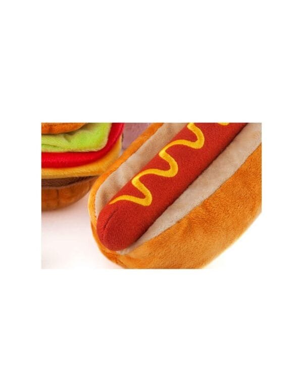 PLAY American Classic - Hot Dog Hotdog welke hond zegt daar nu nee tegen? Zeker in het geval van deze zachte pluche PLAY American Classic - Hot Dog. Het worstje en het broodje piepen en en je kunt het worstje ook losmaken. Is het worstje eenmaal los? Dan piept het broodje vrolijk verder. De hotdog van PLAY is een zacht pluche speeltje voor de hond. Het hotdog broodje bevat 1 pieper, vulmateriaal en 2 stukjes klittenband om het worstje op de plek te houden. Het broodje heeft genoeg ruimte om ook snoepjes in te kunnen verstoppen. Zo maak je van de P.L.A.Y. Hot Diggy Dog meteen zoekspelletje.  Let op: Er is geen enkel hondenspeelgoed in de wereld wat niet kapot kan. Ondanks de dubbele stiksels, dubbele laag stof aan de buitenkant en de algehele stevigheid van het speelgoed, zou het kapot kunnen gaan. Op hondenspeelgoed zit geen garantie.Kies dus het juiste soort speeltje voor jouw hond zijn kauw- en speelbehoefte. Haal kapotte speeltjes meteen weg en laat jouw hond alleen spelen onder toezicht. Over P.L.A.Y. Hondenspeelgoed PLAY staat bekend om hun fantastische design en vrolijke, aansprekende kleuren. Bij A Lot for Doodles vind je een ruim assortiment van PLAY hondenspeelgoed. Shop naast de Barking Brunch collectie ook de Tropical Paradise Collectie van PLAY in onze shop! PLAY Dog Toys Het hondenspeelgoed van P.L.A.Y. is handgemaakt en de stevige buitenkant en dubbel gestikte randen zorgen voor extra duurzaamheid. De vulling van de speeltjes is gemaakt van gerecycled materiaal. Verder voldoet het hondenspeelgoed van Play aan dezelfde strenge kwaliteitsnormen voor het vervaardigen van baby- en kinderspeelgoed. In de speeltjes worden er AZO-vrije kleurstoffen gebruikt. Daarnaast zijn de speeltjes geschikt voor de wasmachine en droger. P.L.A.Y. hondenspeelgoed Het hondenspeelgoed van PLAY wordt in Amerika ontworpen. Bekend van Instagram Als jij honden volgt via Instagram, dan kan het niet missen dat je de P.L.A.Y. hondenspeeltjes wel eens voorbij hebt zien komen. Niet zo gek want de grappige en levensechte speeltjes zijn perfect voor een geweldige foto samen met jouw hond. Vergeet je A Lot for Doodles niet te taggen op Instagram? PLAY hondenspeeltjes bij A Lot for Doodles Bestel je Play hondenspeelgoed eenvoudig bij A Lot for Doodles. Of je nu een lief en schattig knuffeltje zoekt of een grappige, ondeugende speelkameraad voor je hond, je slaagt zeker weten met het ruime assortiment wat uit voorraad leverbaar is. Heb je vragen over onze producten of advies nodig wat je het beste kunt bestellen? Neem gerust contact met ons op, we helpen je graag verder.