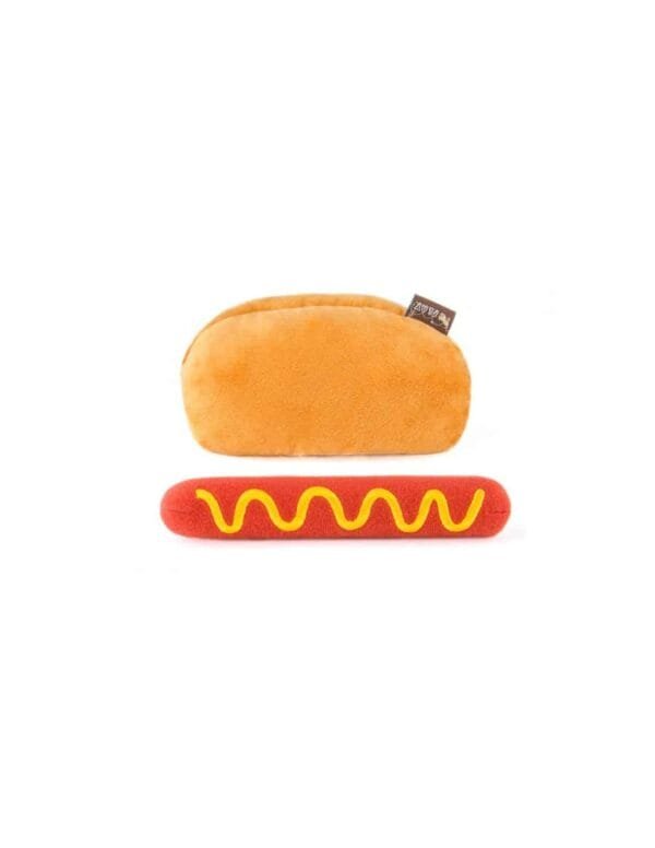 PLAY American Classic - Hot Dog Hotdog welke hond zegt daar nu nee tegen? Zeker in het geval van deze zachte pluche PLAY American Classic - Hot Dog. Het worstje en het broodje piepen en en je kunt het worstje ook losmaken. Is het worstje eenmaal los? Dan piept het broodje vrolijk verder. De hotdog van PLAY is een zacht pluche speeltje voor de hond. Het hotdog broodje bevat 1 pieper, vulmateriaal en 2 stukjes klittenband om het worstje op de plek te houden. Het broodje heeft genoeg ruimte om ook snoepjes in te kunnen verstoppen. Zo maak je van de P.L.A.Y. Hot Diggy Dog meteen zoekspelletje.  Let op: Er is geen enkel hondenspeelgoed in de wereld wat niet kapot kan. Ondanks de dubbele stiksels, dubbele laag stof aan de buitenkant en de algehele stevigheid van het speelgoed, zou het kapot kunnen gaan. Op hondenspeelgoed zit geen garantie.Kies dus het juiste soort speeltje voor jouw hond zijn kauw- en speelbehoefte. Haal kapotte speeltjes meteen weg en laat jouw hond alleen spelen onder toezicht. Over P.L.A.Y. Hondenspeelgoed PLAY staat bekend om hun fantastische design en vrolijke, aansprekende kleuren. Bij A Lot for Doodles vind je een ruim assortiment van PLAY hondenspeelgoed. Shop naast de Barking Brunch collectie ook de Tropical Paradise Collectie van PLAY in onze shop! PLAY Dog Toys Het hondenspeelgoed van P.L.A.Y. is handgemaakt en de stevige buitenkant en dubbel gestikte randen zorgen voor extra duurzaamheid. De vulling van de speeltjes is gemaakt van gerecycled materiaal. Verder voldoet het hondenspeelgoed van Play aan dezelfde strenge kwaliteitsnormen voor het vervaardigen van baby- en kinderspeelgoed. In de speeltjes worden er AZO-vrije kleurstoffen gebruikt. Daarnaast zijn de speeltjes geschikt voor de wasmachine en droger. P.L.A.Y. hondenspeelgoed Het hondenspeelgoed van PLAY wordt in Amerika ontworpen. Bekend van Instagram Als jij honden volgt via Instagram, dan kan het niet missen dat je de P.L.A.Y. hondenspeeltjes wel eens voorbij hebt zien komen. Niet zo gek want de grappige en levensechte speeltjes zijn perfect voor een geweldige foto samen met jouw hond. Vergeet je A Lot for Doodles niet te taggen op Instagram? PLAY hondenspeeltjes bij A Lot for Doodles Bestel je Play hondenspeelgoed eenvoudig bij A Lot for Doodles. Of je nu een lief en schattig knuffeltje zoekt of een grappige, ondeugende speelkameraad voor je hond, je slaagt zeker weten met het ruime assortiment wat uit voorraad leverbaar is. Heb je vragen over onze producten of advies nodig wat je het beste kunt bestellen? Neem gerust contact met ons op, we helpen je graag verder.