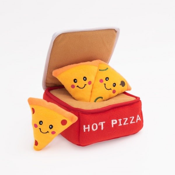 ZippyPaws Zippy Burrow Pizza Box Vers uit de Zippy keuken zijn deze heerlijke pizzapunten, in de smaken kaas, vegetarisch en pepperoni. De ZippyPaws Zippy Burrow Pizza Box is een geweldig  verstop-spelletje om samen met jouw hond te spelen. De 3 piepende pluche pizzapunten moeten uit de doos worden gehaald. De pizzadoos is van zacht materiaal gemaakt. De deksel zorgt voor een extra obstakel om bij de pizzapunten te komen. Hierdoor is deze ZippyPaws Zippy Burrow Pizza Box ook heel erg geschikt voor honden die al andere Burrow speeltjes hebben of goed zijn in hersenwerkjes. Formaat: 16 x 15 Let op: Er is geen enkel hondenspeelgoed in de wereld wat niet kapot kan. Ondanks de algehele stevigheid van het speelgoed, zou het kapot kunnen gaan. Op hondenspeelgoed zit geen garantie. Kies dus het juiste soort speeltje voor jouw hond zijn kauw- en speelbehoefte. Haal kapotte speeltjes meteen weg en laat jouw hond alleen spelen onder toezicht. ZippyPaws Hondenspeelgoed Hondenspeeltjes van het merk ZippyPaws staan garant voor de allerleukste designs en zijn goed voor urenlang speelplezier. De hondenspeeltjes van ZippyPaws zijn ontworpen door hondenmensen voor honden. En dat zie je aan alles. ZippyPaws Burrows De Zippypaws Burrows zijn zoekspellen voor de hond. In iedere Burrow zitten 3 piepbeestjes verstopt. Speciaal voor honden die niet enthousiast worden van hersenwerkjes met voer zijn de Burrows perfect. Want de beloning is geen voer, maar een klein piepspeeltje. Je kunt de speeltjes zo vaak terug stoppen als je wilt, zodat jouw hond weer op zoek kan! Alle delen van de Zippy Burrows zijn gemaakt van hoogwaardig pluche stof. Daardoor is het niet alleen geschikt als interactief speeltje, maar kan het ook gebruikt worden als knuffelspeeltje. Alle speeltjes in de Burrows bevatten een ronde pieper om je hond extra enthousiast te maken. Interactief hondenspeelgoed bestellen Alle honden hebben speelgoed nodig. Het geeft zowel een mentale- als lichamelijke uitdaging voor je hond! Interactief hondenspeelgoed is niet alleen belangrijk om je hond tevreden te houden en verveling te voorkomen. Het is ook nuttig om problematisch gedrag aan te pakken, zoals destructief kauwen of hinderlijk blaffen. Zippypaws Burrows De Zippypaws Burrows zijn zoekspellen voor de hond. In iedere Burrow zitten 3 piepbeestjes verstopt. Speciaal voor honden die niet enthousiast worden van hersenwerkjes met voer zijn de Burrows perfect. Want de beloning is geen voer, maar een klein piepspeeltje. Je kunt de speeltjes zo vaak terug stoppen als je wilt, zodat jouw hond weer op zoek kan! Alle delen van de Zippy Burrows zijn gemaakt van hoogwaardig pluche stof. Alle speeltjes in de Burrows bevatten een ronde pieper om je hond extra enthousiast te maken. Doordat zowel de Burrow als de speeltjes in de Burrow van pluche zijn gemaakt is het niet alleen geschikt als interactiefspeeltje, maar kan het ook gebruikt worden als knuffelspeeltje. ZippyPaws Donutz Het populairste speeltje van Zippypaws is de Donut. Al in 2017 werd de miljardste donut verkocht. Voor de hond zijn de donut speeltjes helemaal geweldig. Er zitten 2 half ronde piepers in, waardoor het niet uitmaakt waar je in de donut bijt. Piepen doet de Zippypaws Donut altijd! De Donutz bevatten verder geen zachte pluche vulling. Ideaal voor honden die het normaal altijd laten sneeuwen in huis. Bekend van Instagram Als jij honden volgt via Instagram, dan kan het niet missen dat je de ZippyPaws hondenspeeltjes wel eens voorbij hebt zien komen. Niet zo gek want de grappige en interactieve speeltjes zijn perfect voor een geweldige foto samen met jouw hond. Vergeet je A Lot for Doodles niet te taggen op Instagram? ZippyPaws Nederland ZippyPaws hondenspeelgoed komt uit Amerika. Sinds een aantal jaren zijn de speeltjes ook in Nederland verkrijgbaar. Wij van A Lot for Doodles zijn trots dat we ZippyPaws verkopen in onze webshop. Bezoek onze shop en ontdek alle leuke speeltjes van ZippyPaws! ZippyPaws online bestellen De ZippyPaws hondenspeeltjes zijn bij ons online te bestellen. Naast de leuke speeltjes van ZippyPaws kun je ook bij ons terecht voor de merken Huxley & Kent, PawStory, HugSmart, Sodapup, Soos Pets, Cowboy Magic, Bass Brushes, P.L.A.Y., Yakka's & Carniwell. Heb je advies nodig? Neem gerust contact met ons op. We helpen je graag!