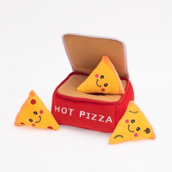 ZippyPaws Zippy Burrow Pizza Box Vers uit de Zippy keuken zijn deze heerlijke pizzapunten, in de smaken kaas, vegetarisch en pepperoni. De ZippyPaws Zippy Burrow Pizza Box is een geweldig  verstop-spelletje om samen met jouw hond te spelen. De 3 piepende pluche pizzapunten moeten uit de doos worden gehaald. De pizzadoos is van zacht materiaal gemaakt. De deksel zorgt voor een extra obstakel om bij de pizzapunten te komen. Hierdoor is deze ZippyPaws Zippy Burrow Pizza Box ook heel erg geschikt voor honden die al andere Burrow speeltjes hebben of goed zijn in hersenwerkjes. Formaat: 16 x 15 Let op: Er is geen enkel hondenspeelgoed in de wereld wat niet kapot kan. Ondanks de algehele stevigheid van het speelgoed, zou het kapot kunnen gaan. Op hondenspeelgoed zit geen garantie. Kies dus het juiste soort speeltje voor jouw hond zijn kauw- en speelbehoefte. Haal kapotte speeltjes meteen weg en laat jouw hond alleen spelen onder toezicht. ZippyPaws Hondenspeelgoed Hondenspeeltjes van het merk ZippyPaws staan garant voor de allerleukste designs en zijn goed voor urenlang speelplezier. De hondenspeeltjes van ZippyPaws zijn ontworpen door hondenmensen voor honden. En dat zie je aan alles. ZippyPaws Burrows De Zippypaws Burrows zijn zoekspellen voor de hond. In iedere Burrow zitten 3 piepbeestjes verstopt. Speciaal voor honden die niet enthousiast worden van hersenwerkjes met voer zijn de Burrows perfect. Want de beloning is geen voer, maar een klein piepspeeltje. Je kunt de speeltjes zo vaak terug stoppen als je wilt, zodat jouw hond weer op zoek kan! Alle delen van de Zippy Burrows zijn gemaakt van hoogwaardig pluche stof. Daardoor is het niet alleen geschikt als interactief speeltje, maar kan het ook gebruikt worden als knuffelspeeltje. Alle speeltjes in de Burrows bevatten een ronde pieper om je hond extra enthousiast te maken. Interactief hondenspeelgoed bestellen Alle honden hebben speelgoed nodig. Het geeft zowel een mentale- als lichamelijke uitdaging voor je hond! Interactief hondenspeelgoed is niet alleen belangrijk om je hond tevreden te houden en verveling te voorkomen. Het is ook nuttig om problematisch gedrag aan te pakken, zoals destructief kauwen of hinderlijk blaffen. Zippypaws Burrows De Zippypaws Burrows zijn zoekspellen voor de hond. In iedere Burrow zitten 3 piepbeestjes verstopt. Speciaal voor honden die niet enthousiast worden van hersenwerkjes met voer zijn de Burrows perfect. Want de beloning is geen voer, maar een klein piepspeeltje. Je kunt de speeltjes zo vaak terug stoppen als je wilt, zodat jouw hond weer op zoek kan! Alle delen van de Zippy Burrows zijn gemaakt van hoogwaardig pluche stof. Alle speeltjes in de Burrows bevatten een ronde pieper om je hond extra enthousiast te maken. Doordat zowel de Burrow als de speeltjes in de Burrow van pluche zijn gemaakt is het niet alleen geschikt als interactiefspeeltje, maar kan het ook gebruikt worden als knuffelspeeltje. ZippyPaws Donutz Het populairste speeltje van Zippypaws is de Donut. Al in 2017 werd de miljardste donut verkocht. Voor de hond zijn de donut speeltjes helemaal geweldig. Er zitten 2 half ronde piepers in, waardoor het niet uitmaakt waar je in de donut bijt. Piepen doet de Zippypaws Donut altijd! De Donutz bevatten verder geen zachte pluche vulling. Ideaal voor honden die het normaal altijd laten sneeuwen in huis. Bekend van Instagram Als jij honden volgt via Instagram, dan kan het niet missen dat je de ZippyPaws hondenspeeltjes wel eens voorbij hebt zien komen. Niet zo gek want de grappige en interactieve speeltjes zijn perfect voor een geweldige foto samen met jouw hond. Vergeet je A Lot for Doodles niet te taggen op Instagram? ZippyPaws Nederland ZippyPaws hondenspeelgoed komt uit Amerika. Sinds een aantal jaren zijn de speeltjes ook in Nederland verkrijgbaar. Wij van A Lot for Doodles zijn trots dat we ZippyPaws verkopen in onze webshop. Bezoek onze shop en ontdek alle leuke speeltjes van ZippyPaws! ZippyPaws online bestellen De ZippyPaws hondenspeeltjes zijn bij ons online te bestellen. Naast de leuke speeltjes van ZippyPaws kun je ook bij ons terecht voor de merken Huxley & Kent, PawStory, HugSmart, Sodapup, Soos Pets, Cowboy Magic, Bass Brushes, P.L.A.Y., Yakka's & Carniwell. Heb je advies nodig? Neem gerust contact met ons op. We helpen je graag!