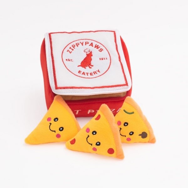 ZippyPaws Zippy Burrow Pizza Box Vers uit de Zippy keuken zijn deze heerlijke pizzapunten, in de smaken kaas, vegetarisch en pepperoni. De ZippyPaws Zippy Burrow Pizza Box is een geweldig  verstop-spelletje om samen met jouw hond te spelen. De 3 piepende pluche pizzapunten moeten uit de doos worden gehaald. De pizzadoos is van zacht materiaal gemaakt. De deksel zorgt voor een extra obstakel om bij de pizzapunten te komen. Hierdoor is deze ZippyPaws Zippy Burrow Pizza Box ook heel erg geschikt voor honden die al andere Burrow speeltjes hebben of goed zijn in hersenwerkjes. Formaat: 16 x 15 Let op: Er is geen enkel hondenspeelgoed in de wereld wat niet kapot kan. Ondanks de algehele stevigheid van het speelgoed, zou het kapot kunnen gaan. Op hondenspeelgoed zit geen garantie. Kies dus het juiste soort speeltje voor jouw hond zijn kauw- en speelbehoefte. Haal kapotte speeltjes meteen weg en laat jouw hond alleen spelen onder toezicht. ZippyPaws Hondenspeelgoed Hondenspeeltjes van het merk ZippyPaws staan garant voor de allerleukste designs en zijn goed voor urenlang speelplezier. De hondenspeeltjes van ZippyPaws zijn ontworpen door hondenmensen voor honden. En dat zie je aan alles. ZippyPaws Burrows De Zippypaws Burrows zijn zoekspellen voor de hond. In iedere Burrow zitten 3 piepbeestjes verstopt. Speciaal voor honden die niet enthousiast worden van hersenwerkjes met voer zijn de Burrows perfect. Want de beloning is geen voer, maar een klein piepspeeltje. Je kunt de speeltjes zo vaak terug stoppen als je wilt, zodat jouw hond weer op zoek kan! Alle delen van de Zippy Burrows zijn gemaakt van hoogwaardig pluche stof. Daardoor is het niet alleen geschikt als interactief speeltje, maar kan het ook gebruikt worden als knuffelspeeltje. Alle speeltjes in de Burrows bevatten een ronde pieper om je hond extra enthousiast te maken. Interactief hondenspeelgoed bestellen Alle honden hebben speelgoed nodig. Het geeft zowel een mentale- als lichamelijke uitdaging voor je hond! Interactief hondenspeelgoed is niet alleen belangrijk om je hond tevreden te houden en verveling te voorkomen. Het is ook nuttig om problematisch gedrag aan te pakken, zoals destructief kauwen of hinderlijk blaffen. Zippypaws Burrows De Zippypaws Burrows zijn zoekspellen voor de hond. In iedere Burrow zitten 3 piepbeestjes verstopt. Speciaal voor honden die niet enthousiast worden van hersenwerkjes met voer zijn de Burrows perfect. Want de beloning is geen voer, maar een klein piepspeeltje. Je kunt de speeltjes zo vaak terug stoppen als je wilt, zodat jouw hond weer op zoek kan! Alle delen van de Zippy Burrows zijn gemaakt van hoogwaardig pluche stof. Alle speeltjes in de Burrows bevatten een ronde pieper om je hond extra enthousiast te maken. Doordat zowel de Burrow als de speeltjes in de Burrow van pluche zijn gemaakt is het niet alleen geschikt als interactiefspeeltje, maar kan het ook gebruikt worden als knuffelspeeltje. ZippyPaws Donutz Het populairste speeltje van Zippypaws is de Donut. Al in 2017 werd de miljardste donut verkocht. Voor de hond zijn de donut speeltjes helemaal geweldig. Er zitten 2 half ronde piepers in, waardoor het niet uitmaakt waar je in de donut bijt. Piepen doet de Zippypaws Donut altijd! De Donutz bevatten verder geen zachte pluche vulling. Ideaal voor honden die het normaal altijd laten sneeuwen in huis. Bekend van Instagram Als jij honden volgt via Instagram, dan kan het niet missen dat je de ZippyPaws hondenspeeltjes wel eens voorbij hebt zien komen. Niet zo gek want de grappige en interactieve speeltjes zijn perfect voor een geweldige foto samen met jouw hond. Vergeet je A Lot for Doodles niet te taggen op Instagram? ZippyPaws Nederland ZippyPaws hondenspeelgoed komt uit Amerika. Sinds een aantal jaren zijn de speeltjes ook in Nederland verkrijgbaar. Wij van A Lot for Doodles zijn trots dat we ZippyPaws verkopen in onze webshop. Bezoek onze shop en ontdek alle leuke speeltjes van ZippyPaws! ZippyPaws online bestellen De ZippyPaws hondenspeeltjes zijn bij ons online te bestellen. Naast de leuke speeltjes van ZippyPaws kun je ook bij ons terecht voor de merken Huxley & Kent, PawStory, HugSmart, Sodapup, Soos Pets, Cowboy Magic, Bass Brushes, P.L.A.Y., Yakka's & Carniwell. Heb je advies nodig? Neem gerust contact met ons op. We helpen je graag!