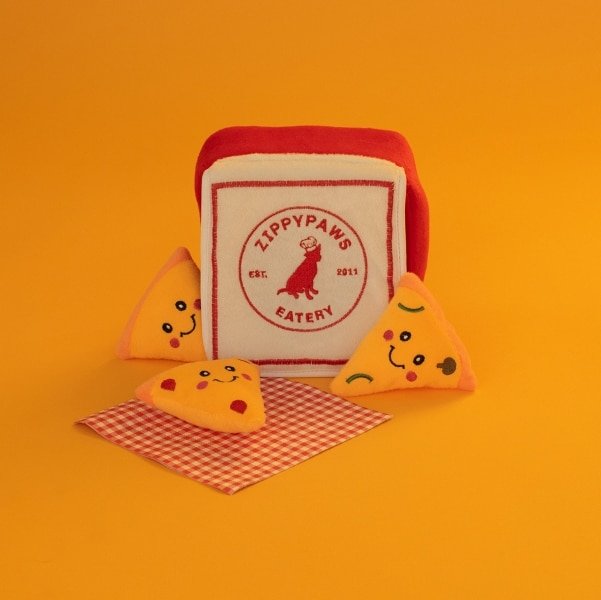 ZippyPaws Zippy Burrow Pizza Box Vers uit de Zippy keuken zijn deze heerlijke pizzapunten, in de smaken kaas, vegetarisch en pepperoni. De ZippyPaws Zippy Burrow Pizza Box is een geweldig  verstop-spelletje om samen met jouw hond te spelen. De 3 piepende pluche pizzapunten moeten uit de doos worden gehaald. De pizzadoos is van zacht materiaal gemaakt. De deksel zorgt voor een extra obstakel om bij de pizzapunten te komen. Hierdoor is deze ZippyPaws Zippy Burrow Pizza Box ook heel erg geschikt voor honden die al andere Burrow speeltjes hebben of goed zijn in hersenwerkjes. Formaat: 16 x 15 Let op: Er is geen enkel hondenspeelgoed in de wereld wat niet kapot kan. Ondanks de algehele stevigheid van het speelgoed, zou het kapot kunnen gaan. Op hondenspeelgoed zit geen garantie. Kies dus het juiste soort speeltje voor jouw hond zijn kauw- en speelbehoefte. Haal kapotte speeltjes meteen weg en laat jouw hond alleen spelen onder toezicht. ZippyPaws Hondenspeelgoed Hondenspeeltjes van het merk ZippyPaws staan garant voor de allerleukste designs en zijn goed voor urenlang speelplezier. De hondenspeeltjes van ZippyPaws zijn ontworpen door hondenmensen voor honden. En dat zie je aan alles. ZippyPaws Burrows De Zippypaws Burrows zijn zoekspellen voor de hond. In iedere Burrow zitten 3 piepbeestjes verstopt. Speciaal voor honden die niet enthousiast worden van hersenwerkjes met voer zijn de Burrows perfect. Want de beloning is geen voer, maar een klein piepspeeltje. Je kunt de speeltjes zo vaak terug stoppen als je wilt, zodat jouw hond weer op zoek kan! Alle delen van de Zippy Burrows zijn gemaakt van hoogwaardig pluche stof. Daardoor is het niet alleen geschikt als interactief speeltje, maar kan het ook gebruikt worden als knuffelspeeltje. Alle speeltjes in de Burrows bevatten een ronde pieper om je hond extra enthousiast te maken. Interactief hondenspeelgoed bestellen Alle honden hebben speelgoed nodig. Het geeft zowel een mentale- als lichamelijke uitdaging voor je hond! Interactief hondenspeelgoed is niet alleen belangrijk om je hond tevreden te houden en verveling te voorkomen. Het is ook nuttig om problematisch gedrag aan te pakken, zoals destructief kauwen of hinderlijk blaffen. Zippypaws Burrows De Zippypaws Burrows zijn zoekspellen voor de hond. In iedere Burrow zitten 3 piepbeestjes verstopt. Speciaal voor honden die niet enthousiast worden van hersenwerkjes met voer zijn de Burrows perfect. Want de beloning is geen voer, maar een klein piepspeeltje. Je kunt de speeltjes zo vaak terug stoppen als je wilt, zodat jouw hond weer op zoek kan! Alle delen van de Zippy Burrows zijn gemaakt van hoogwaardig pluche stof. Alle speeltjes in de Burrows bevatten een ronde pieper om je hond extra enthousiast te maken. Doordat zowel de Burrow als de speeltjes in de Burrow van pluche zijn gemaakt is het niet alleen geschikt als interactiefspeeltje, maar kan het ook gebruikt worden als knuffelspeeltje. ZippyPaws Donutz Het populairste speeltje van Zippypaws is de Donut. Al in 2017 werd de miljardste donut verkocht. Voor de hond zijn de donut speeltjes helemaal geweldig. Er zitten 2 half ronde piepers in, waardoor het niet uitmaakt waar je in de donut bijt. Piepen doet de Zippypaws Donut altijd! De Donutz bevatten verder geen zachte pluche vulling. Ideaal voor honden die het normaal altijd laten sneeuwen in huis. Bekend van Instagram Als jij honden volgt via Instagram, dan kan het niet missen dat je de ZippyPaws hondenspeeltjes wel eens voorbij hebt zien komen. Niet zo gek want de grappige en interactieve speeltjes zijn perfect voor een geweldige foto samen met jouw hond. Vergeet je A Lot for Doodles niet te taggen op Instagram? ZippyPaws Nederland ZippyPaws hondenspeelgoed komt uit Amerika. Sinds een aantal jaren zijn de speeltjes ook in Nederland verkrijgbaar. Wij van A Lot for Doodles zijn trots dat we ZippyPaws verkopen in onze webshop. Bezoek onze shop en ontdek alle leuke speeltjes van ZippyPaws! ZippyPaws online bestellen De ZippyPaws hondenspeeltjes zijn bij ons online te bestellen. Naast de leuke speeltjes van ZippyPaws kun je ook bij ons terecht voor de merken Huxley & Kent, PawStory, HugSmart, Sodapup, Soos Pets, Cowboy Magic, Bass Brushes, P.L.A.Y., Yakka's & Carniwell. Heb je advies nodig? Neem gerust contact met ons op. We helpen je graag!