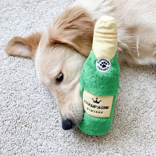 ZippyPaws Happy Hour Crusherz Champagne Ontkurk de champagne maar! Want met deze ZippyPaws Happy Hour Crusherz Champagne maak je het feestje van jouw hond compleet! Honden zijn dol op het krakende geluid van een plastic fles! In elke Happy Hour Crusherz zit een fles, met een piepende dop! Vervang je de plastic fles (bijvoorbeeld door een leeg drinkflesje), dan kun je de dop hergebruiken om elke waterfles piepend te maken. Liever wat stiller speelplezier? Dan kun je uiteraard een andere dop gebruiken!  Waterfles met piepende dop inbegrepen Formaat ZippyPaws Happy Hour Crusherz Champagne: 28 x 7.5cm ZippyPaws Hondenspeelgoed Hondenspeeltjes van het merk ZippyPaws staan garant voor de allerleukste designs en zijn goed voor urenlang speelplezier. De hondenspeeltjes van ZippyPaws zijn ontworpen door hondenmensen voor honden. En dat zie je aan alles. ZippyPaws Burrows De Zippypaws Burrows zijn zoekspellen voor de hond. In iedere Burrow zitten 3 piepbeestjes verstopt. Speciaal voor honden die niet enthousiast worden van hersenwerkjes met voer zijn de Burrows perfect. Want de beloning is geen voer, maar een klein piepspeeltje. Je kunt de speeltjes zo vaak terug stoppen als je wilt, zodat jouw hond weer op zoek kan! Alle delen van de Zippy Burrows zijn gemaakt van hoogwaardig pluche stof. Daardoor is het niet alleen geschikt als interactief speeltje, maar kan het ook gebruikt worden als knuffelspeeltje. Alle speeltjes in de Burrows bevatten een ronde pieper om je hond extra enthousiast te maken. Interactief hondenspeelgoed bestellen Alle honden hebben speelgoed nodig. Het geeft zowel een mentale- als lichamelijke uitdaging voor je hond! Interactief hondenspeelgoed is niet alleen belangrijk om je hond tevreden te houden en verveling te voorkomen. Het is ook nuttig om problematisch gedrag aan te pakken, zoals destructief kauwen of hinderlijk blaffen. Zippypaws Burrows De Zippypaws Burrows zijn zoekspellen voor de hond. In iedere Burrow zitten 3 piepbeestjes verstopt. Speciaal voor honden die niet enthousiast worden van hersenwerkjes met voer zijn de Burrows perfect. Want de beloning is geen voer, maar een klein piepspeeltje. Je kunt de speeltjes zo vaak terug stoppen als je wilt, zodat jouw hond weer op zoek kan! Alle delen van de Zippy Burrows zijn gemaakt van hoogwaardig pluche stof. Alle speeltjes in de Burrows bevatten een ronde pieper om je hond extra enthousiast te maken. Doordat zowel de Burrow als de speeltjes in de Burrow van pluche zijn gemaakt is het niet alleen geschikt als interactiefspeeltje, maar kan het ook gebruikt worden als knuffelspeeltje. ZippyPaws Donutz Het populairste speeltje van Zippypaws is de Donut. Al in 2017 werd de miljardste donut verkocht. Voor de hond zijn de donut speeltjes helemaal geweldig. Er zitten 2 half ronde piepers in, waardoor het niet uitmaakt waar je in de donut bijt. Piepen doet de Zippypaws Donut altijd! De Donutz bevatten verder geen zachte pluche vulling. Ideaal voor honden die het normaal altijd laten sneeuwen in huis. Bekend van Instagram Als jij honden volgt via Instagram, dan kan het niet missen dat je de ZippyPaws hondenspeeltjes wel eens voorbij hebt zien komen. Niet zo gek want de grappige en interactieve speeltjes zijn perfect voor een geweldige foto samen met jouw hond. Vergeet je A Lot for Doodles niet te taggen op Instagram? ZippyPaws Nederland ZippyPaws hondenspeelgoed komt uit Amerika. Sinds een aantal jaren zijn de speeltjes ook in Nederland verkrijgbaar. Wij van A Lot for Doodles zijn trots dat we ZippyPaws verkopen in onze webshop. Bezoek onze shop en ontdek alle leuke speeltjes van ZippyPaws! ZippyPaws online bestellen De ZippyPaws hondenspeeltjes zijn bij ons online te bestellen. Naast de leuke speeltjes van ZippyPaws kun je ook bij ons terecht voor de merken Huxley & Kent, PawStory, HugSmart, Sodapup, Soos Pets, Cowboy Magic, Bass Brushes, P.L.A.Y., Yakka's & Carniwell. Heb je advies nodig? Neem gerust contact met ons op. We helpen je graag!