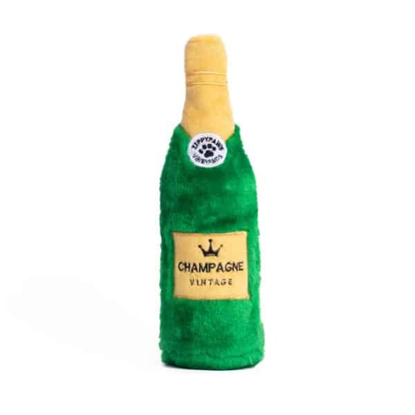 ZippyPaws Happy Hour Crusherz Champagne Ontkurk de champagne maar! Want met deze ZippyPaws Happy Hour Crusherz Champagne maak je het feestje van jouw hond compleet! Honden zijn dol op het krakende geluid van een plastic fles! In elke Happy Hour Crusherz zit een fles, met een piepende dop! Vervang je de plastic fles (bijvoorbeeld door een leeg drinkflesje), dan kun je de dop hergebruiken om elke waterfles piepend te maken. Liever wat stiller speelplezier? Dan kun je uiteraard een andere dop gebruiken!  Waterfles met piepende dop inbegrepen Formaat ZippyPaws Happy Hour Crusherz Champagne: 28 x 7.5cm ZippyPaws Hondenspeelgoed Hondenspeeltjes van het merk ZippyPaws staan garant voor de allerleukste designs en zijn goed voor urenlang speelplezier. De hondenspeeltjes van ZippyPaws zijn ontworpen door hondenmensen voor honden. En dat zie je aan alles. ZippyPaws Burrows De Zippypaws Burrows zijn zoekspellen voor de hond. In iedere Burrow zitten 3 piepbeestjes verstopt. Speciaal voor honden die niet enthousiast worden van hersenwerkjes met voer zijn de Burrows perfect. Want de beloning is geen voer, maar een klein piepspeeltje. Je kunt de speeltjes zo vaak terug stoppen als je wilt, zodat jouw hond weer op zoek kan! Alle delen van de Zippy Burrows zijn gemaakt van hoogwaardig pluche stof. Daardoor is het niet alleen geschikt als interactief speeltje, maar kan het ook gebruikt worden als knuffelspeeltje. Alle speeltjes in de Burrows bevatten een ronde pieper om je hond extra enthousiast te maken. Interactief hondenspeelgoed bestellen Alle honden hebben speelgoed nodig. Het geeft zowel een mentale- als lichamelijke uitdaging voor je hond! Interactief hondenspeelgoed is niet alleen belangrijk om je hond tevreden te houden en verveling te voorkomen. Het is ook nuttig om problematisch gedrag aan te pakken, zoals destructief kauwen of hinderlijk blaffen. Zippypaws Burrows De Zippypaws Burrows zijn zoekspellen voor de hond. In iedere Burrow zitten 3 piepbeestjes verstopt. Speciaal voor honden die niet enthousiast worden van hersenwerkjes met voer zijn de Burrows perfect. Want de beloning is geen voer, maar een klein piepspeeltje. Je kunt de speeltjes zo vaak terug stoppen als je wilt, zodat jouw hond weer op zoek kan! Alle delen van de Zippy Burrows zijn gemaakt van hoogwaardig pluche stof. Alle speeltjes in de Burrows bevatten een ronde pieper om je hond extra enthousiast te maken. Doordat zowel de Burrow als de speeltjes in de Burrow van pluche zijn gemaakt is het niet alleen geschikt als interactiefspeeltje, maar kan het ook gebruikt worden als knuffelspeeltje. ZippyPaws Donutz Het populairste speeltje van Zippypaws is de Donut. Al in 2017 werd de miljardste donut verkocht. Voor de hond zijn de donut speeltjes helemaal geweldig. Er zitten 2 half ronde piepers in, waardoor het niet uitmaakt waar je in de donut bijt. Piepen doet de Zippypaws Donut altijd! De Donutz bevatten verder geen zachte pluche vulling. Ideaal voor honden die het normaal altijd laten sneeuwen in huis. Bekend van Instagram Als jij honden volgt via Instagram, dan kan het niet missen dat je de ZippyPaws hondenspeeltjes wel eens voorbij hebt zien komen. Niet zo gek want de grappige en interactieve speeltjes zijn perfect voor een geweldige foto samen met jouw hond. Vergeet je A Lot for Doodles niet te taggen op Instagram? ZippyPaws Nederland ZippyPaws hondenspeelgoed komt uit Amerika. Sinds een aantal jaren zijn de speeltjes ook in Nederland verkrijgbaar. Wij van A Lot for Doodles zijn trots dat we ZippyPaws verkopen in onze webshop. Bezoek onze shop en ontdek alle leuke speeltjes van ZippyPaws! ZippyPaws online bestellen De ZippyPaws hondenspeeltjes zijn bij ons online te bestellen. Naast de leuke speeltjes van ZippyPaws kun je ook bij ons terecht voor de merken Huxley & Kent, PawStory, HugSmart, Sodapup, Soos Pets, Cowboy Magic, Bass Brushes, P.L.A.Y., Yakka's & Carniwell. Heb je advies nodig? Neem gerust contact met ons op. We helpen je graag!