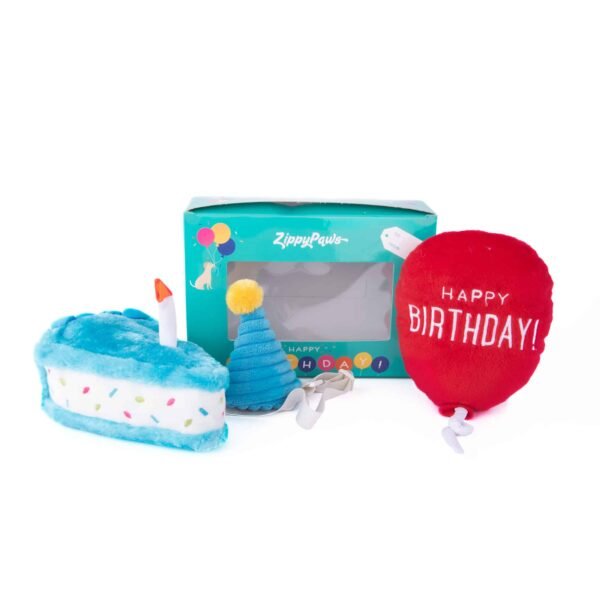 ZippyPaws Pup Birthday Box blue De ZippyPaws Pup Birthday Box Blue is de perfecte doos om de verjaardag van je hond te vieren. Deze doos bevat een klein verjaardagstaartje een pluche ballon en een hoedje dat op maat gemaakt kan worden. Let op: Er is geen enkel hondenspeelgoed in de wereld wat niet kapot kan. Ondanks de algehele stevigheid van het speelgoed, zou het kapot kunnen gaan. Op hondenspeelgoed zit geen garantie. Kies dus het juiste soort speeltje voor jouw hond zijn kauw- en speelbehoefte. Haal kapotte speeltjes meteen weg en laat jouw hond alleen spelen onder toezicht. ZippyPaws Hondenspeelgoed Hondenspeeltjes van het merk ZippyPaws staan garant voor de allerleukste designs en zijn goed voor urenlang speelplezier. De hondenspeeltjes van ZippyPaws zijn ontworpen door hondenmensen voor honden. En dat zie je aan alles. ZippyPaws Burrows De Zippypaws Burrows zijn zoekspellen voor de hond. In iedere Burrow zitten 3 piepbeestjes verstopt. Speciaal voor honden die niet enthousiast worden van hersenwerkjes met voer zijn de Burrows perfect. Want de beloning is geen voer, maar een klein piepspeeltje. Je kunt de speeltjes zo vaak terug stoppen als je wilt, zodat jouw hond weer op zoek kan! Alle delen van de Zippy Burrows zijn gemaakt van hoogwaardig pluche stof. Daardoor is het niet alleen geschikt als interactief speeltje, maar kan het ook gebruikt worden als knuffelspeeltje. Alle speeltjes in de Burrows bevatten een ronde pieper om je hond extra enthousiast te maken. Interactief hondenspeelgoed bestellen Alle honden hebben speelgoed nodig. Het geeft zowel een mentale- als lichamelijke uitdaging voor je hond! Interactief hondenspeelgoed is niet alleen belangrijk om je hond tevreden te houden en verveling te voorkomen. Het is ook nuttig om problematisch gedrag aan te pakken, zoals destructief kauwen of hinderlijk blaffen. Zippypaws Burrows De Zippypaws Burrows zijn zoekspellen voor de hond. In iedere Burrow zitten 3 piepbeestjes verstopt. Speciaal voor honden die niet enthousiast worden van hersenwerkjes met voer zijn de Burrows perfect. Want de beloning is geen voer, maar een klein piepspeeltje. Je kunt de speeltjes zo vaak terug stoppen als je wilt, zodat jouw hond weer op zoek kan! Alle delen van de Zippy Burrows zijn gemaakt van hoogwaardig pluche stof. Alle speeltjes in de Burrows bevatten een ronde pieper om je hond extra enthousiast te maken. Doordat zowel de Burrow als de speeltjes in de Burrow van pluche zijn gemaakt is het niet alleen geschikt als interactiefspeeltje, maar kan het ook gebruikt worden als knuffelspeeltje. ZippyPaws Donutz Het populairste speeltje van Zippypaws is de Donut. Al in 2017 werd de miljardste donut verkocht. Voor de hond zijn de donut speeltjes helemaal geweldig. Er zitten 2 half ronde piepers in, waardoor het niet uitmaakt waar je in de donut bijt. Piepen doet de Zippypaws Donut altijd! De Donutz bevatten verder geen zachte pluche vulling. Ideaal voor honden die het normaal altijd laten sneeuwen in huis. Bekend van Instagram Als jij honden volgt via Instagram, dan kan het niet missen dat je de ZippyPaws hondenspeeltjes wel eens voorbij hebt zien komen. Niet zo gek want de grappige en interactieve speeltjes zijn perfect voor een geweldige foto samen met jouw hond. Vergeet je A Lot for Doodles niet te taggen op Instagram? ZippyPaws Nederland ZippyPaws hondenspeelgoed komt uit Amerika. Sinds een aantal jaren zijn de speeltjes ook in Nederland verkrijgbaar. Wij van A Lot for Doodles zijn trots dat we ZippyPaws verkopen in onze webshop. Bezoek onze shop en ontdek alle leuke speeltjes van ZippyPaws! ZippyPaws online bestellen De ZippyPaws hondenspeeltjes zijn bij ons online te bestellen. Naast de leuke speeltjes van ZippyPaws kun je ook bij ons terecht voor de merken Huxley & Kent, PawStory, HugSmart, Sodapup, Soos Pets, Cowboy Magic, Bass Brushes, P.L.A.Y., Yakka's & Carniwell. Heb je advies nodig? Neem gerust contact met ons op. We helpen je graag!