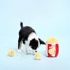 ZippyPaws Zippy Burrow Popcorn Bucket Deze interactieve Popcorn Bucket zet jouw hond mentaal aan het werk. De popcorn in de ZippyPaws Zippy Burrow Popcorn Bucket zijn ideale verstopspeeltjes om je hond lekker bezig te houden. Je voorkomt verveling en zorgt voor mentale uitdaging. De ZippyPaws Zippy Burrow Popcorn Bucket wordt samen met 3 popcornballetjes geleverd. Formaat: 21 x 15 x 15 cm Let op: Er is geen enkel hondenspeelgoed in de wereld wat niet kapot kan. Ondanks de algehele stevigheid van het speelgoed, zou het kapot kunnen gaan. Op hondenspeelgoed zit geen garantie. Kies dus het juiste soort speeltje voor jouw hond zijn kauw- en speelbehoefte. Haal kapotte speeltjes meteen weg en laat jouw hond alleen spelen onder toezicht. ZippyPaws Hondenspeelgoed Hondenspeeltjes van het merk ZippyPaws staan garant voor de allerleukste designs en zijn goed voor urenlang speelplezier. De hondenspeeltjes van ZippyPaws zijn ontworpen door hondenmensen voor honden. En dat zie je aan alles. ZippyPaws Burrows De Zippypaws Burrows zijn zoekspellen voor de hond. In iedere Burrow zitten 3 piepbeestjes verstopt. Speciaal voor honden die niet enthousiast worden van hersenwerkjes met voer zijn de Burrows perfect. Want de beloning is geen voer, maar een klein piepspeeltje. Je kunt de speeltjes zo vaak terug stoppen als je wilt, zodat jouw hond weer op zoek kan! Alle delen van de Zippy Burrows zijn gemaakt van hoogwaardig pluche stof. Daardoor is het niet alleen geschikt als interactief speeltje, maar kan het ook gebruikt worden als knuffelspeeltje. Alle speeltjes in de Burrows bevatten een ronde pieper om je hond extra enthousiast te maken. Interactief hondenspeelgoed bestellen Alle honden hebben speelgoed nodig. Het geeft zowel een mentale- als lichamelijke uitdaging voor je hond! Interactief hondenspeelgoed is niet alleen belangrijk om je hond tevreden te houden en verveling te voorkomen. Het is ook nuttig om problematisch gedrag aan te pakken, zoals destructief kauwen of hinderlijk blaffen. Zippypaws Burrows De Zippypaws Burrows zijn zoekspellen voor de hond. In iedere Burrow zitten 3 piepbeestjes verstopt. Speciaal voor honden die niet enthousiast worden van hersenwerkjes met voer zijn de Burrows perfect. Want de beloning is geen voer, maar een klein piepspeeltje. Je kunt de speeltjes zo vaak terug stoppen als je wilt, zodat jouw hond weer op zoek kan! Alle delen van de Zippy Burrows zijn gemaakt van hoogwaardig pluche stof. Alle speeltjes in de Burrows bevatten een ronde pieper om je hond extra enthousiast te maken. Doordat zowel de Burrow als de speeltjes in de Burrow van pluche zijn gemaakt is het niet alleen geschikt als interactiefspeeltje, maar kan het ook gebruikt worden als knuffelspeeltje. ZippyPaws Donutz Het populairste speeltje van Zippypaws is de Donut. Al in 2017 werd de miljardste donut verkocht. Voor de hond zijn de donut speeltjes helemaal geweldig. Er zitten 2 half ronde piepers in, waardoor het niet uitmaakt waar je in de donut bijt. Piepen doet de Zippypaws Donut altijd! De Donutz bevatten verder geen zachte pluche vulling. Ideaal voor honden die het normaal altijd laten sneeuwen in huis. Bekend van Instagram Als jij honden volgt via Instagram, dan kan het niet missen dat je de ZippyPaws hondenspeeltjes wel eens voorbij hebt zien komen. Niet zo gek want de grappige en interactieve speeltjes zijn perfect voor een geweldige foto samen met jouw hond. Vergeet je A Lot for Doodles niet te taggen op Instagram? ZippyPaws Nederland ZippyPaws hondenspeelgoed komt uit Amerika. Sinds een aantal jaren zijn de speeltjes ook in Nederland verkrijgbaar. Wij van A Lot for Doodles zijn trots dat we ZippyPaws verkopen in onze webshop. Bezoek onze shop en ontdek alle leuke speeltjes van ZippyPaws! ZippyPaws online bestellen De ZippyPaws hondenspeeltjes zijn bij ons online te bestellen. Naast de leuke speeltjes van ZippyPaws kun je ook bij ons terecht voor de merken Huxley & Kent, PawStory, HugSmart, Sodapup, Soos Pets, Cowboy Magic, Bass Brushes, P.L.A.Y., Yakka's & Carniwell. Heb je advies nodig? Neem gerust contact met ons op. We helpen je graag!