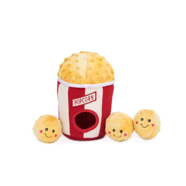 ZippyPaws Zippy Burrow Popcorn Bucket Deze interactieve Popcorn Bucket zet jouw hond mentaal aan het werk. De popcorn in de ZippyPaws Zippy Burrow Popcorn Bucket zijn ideale verstopspeeltjes om je hond lekker bezig te houden. Je voorkomt verveling en zorgt voor mentale uitdaging. De ZippyPaws Zippy Burrow Popcorn Bucket wordt samen met 3 popcornballetjes geleverd. Formaat: 21 x 15 x 15 cm Let op: Er is geen enkel hondenspeelgoed in de wereld wat niet kapot kan. Ondanks de algehele stevigheid van het speelgoed, zou het kapot kunnen gaan. Op hondenspeelgoed zit geen garantie. Kies dus het juiste soort speeltje voor jouw hond zijn kauw- en speelbehoefte. Haal kapotte speeltjes meteen weg en laat jouw hond alleen spelen onder toezicht. ZippyPaws Hondenspeelgoed Hondenspeeltjes van het merk ZippyPaws staan garant voor de allerleukste designs en zijn goed voor urenlang speelplezier. De hondenspeeltjes van ZippyPaws zijn ontworpen door hondenmensen voor honden. En dat zie je aan alles. ZippyPaws Burrows De Zippypaws Burrows zijn zoekspellen voor de hond. In iedere Burrow zitten 3 piepbeestjes verstopt. Speciaal voor honden die niet enthousiast worden van hersenwerkjes met voer zijn de Burrows perfect. Want de beloning is geen voer, maar een klein piepspeeltje. Je kunt de speeltjes zo vaak terug stoppen als je wilt, zodat jouw hond weer op zoek kan! Alle delen van de Zippy Burrows zijn gemaakt van hoogwaardig pluche stof. Daardoor is het niet alleen geschikt als interactief speeltje, maar kan het ook gebruikt worden als knuffelspeeltje. Alle speeltjes in de Burrows bevatten een ronde pieper om je hond extra enthousiast te maken. Interactief hondenspeelgoed bestellen Alle honden hebben speelgoed nodig. Het geeft zowel een mentale- als lichamelijke uitdaging voor je hond! Interactief hondenspeelgoed is niet alleen belangrijk om je hond tevreden te houden en verveling te voorkomen. Het is ook nuttig om problematisch gedrag aan te pakken, zoals destructief kauwen of hinderlijk blaffen. Zippypaws Burrows De Zippypaws Burrows zijn zoekspellen voor de hond. In iedere Burrow zitten 3 piepbeestjes verstopt. Speciaal voor honden die niet enthousiast worden van hersenwerkjes met voer zijn de Burrows perfect. Want de beloning is geen voer, maar een klein piepspeeltje. Je kunt de speeltjes zo vaak terug stoppen als je wilt, zodat jouw hond weer op zoek kan! Alle delen van de Zippy Burrows zijn gemaakt van hoogwaardig pluche stof. Alle speeltjes in de Burrows bevatten een ronde pieper om je hond extra enthousiast te maken. Doordat zowel de Burrow als de speeltjes in de Burrow van pluche zijn gemaakt is het niet alleen geschikt als interactiefspeeltje, maar kan het ook gebruikt worden als knuffelspeeltje. ZippyPaws Donutz Het populairste speeltje van Zippypaws is de Donut. Al in 2017 werd de miljardste donut verkocht. Voor de hond zijn de donut speeltjes helemaal geweldig. Er zitten 2 half ronde piepers in, waardoor het niet uitmaakt waar je in de donut bijt. Piepen doet de Zippypaws Donut altijd! De Donutz bevatten verder geen zachte pluche vulling. Ideaal voor honden die het normaal altijd laten sneeuwen in huis. Bekend van Instagram Als jij honden volgt via Instagram, dan kan het niet missen dat je de ZippyPaws hondenspeeltjes wel eens voorbij hebt zien komen. Niet zo gek want de grappige en interactieve speeltjes zijn perfect voor een geweldige foto samen met jouw hond. Vergeet je A Lot for Doodles niet te taggen op Instagram? ZippyPaws Nederland ZippyPaws hondenspeelgoed komt uit Amerika. Sinds een aantal jaren zijn de speeltjes ook in Nederland verkrijgbaar. Wij van A Lot for Doodles zijn trots dat we ZippyPaws verkopen in onze webshop. Bezoek onze shop en ontdek alle leuke speeltjes van ZippyPaws! ZippyPaws online bestellen De ZippyPaws hondenspeeltjes zijn bij ons online te bestellen. Naast de leuke speeltjes van ZippyPaws kun je ook bij ons terecht voor de merken Huxley & Kent, PawStory, HugSmart, Sodapup, Soos Pets, Cowboy Magic, Bass Brushes, P.L.A.Y., Yakka's & Carniwell. Heb je advies nodig? Neem gerust contact met ons op. We helpen je graag!