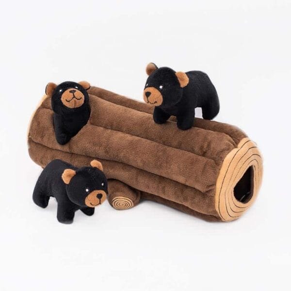 ZippyPaws Zippy Burrows Black Bear Log De ZippyPaws Zippy Burrows Black Bear Log is een geweldig verstop-spelletje om samen met jouw hond te spelen. De 3 piepende pluche beertjes moeten uit de boomstam worden gehaald. De ZippyPaws Zippy Burrows Black Bear Log houdt je hond lekker bezig, voorkomt verveling en bevordert mentale stimulatie.