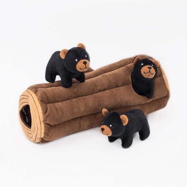 ZippyPaws Zippy Burrows Black Bear Log De ZippyPaws Zippy Burrows Black Bear Log is een geweldig verstop-spelletje om samen met jouw hond te spelen. De 3 piepende pluche beertjes moeten uit de boomstam worden gehaald. De ZippyPaws Zippy Burrows Black Bear Log houdt je hond lekker bezig, voorkomt verveling en bevordert mentale stimulatie.