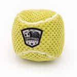 Game, set, match! ZippyPaws SportsBallz Tennis Ball laat jouw hond supporteren voor zijn favoriete sportteam! Zacht, piepend en vol teamgeest, SportsBallz zijn het perfecte speelgoed voor een winnende wedstrijddag. De SportsBallz Tennis Ball bevat een squeaker en is voorzien van het iconische "ZippyPaws League" logo.