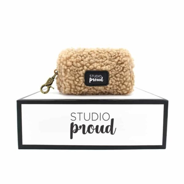 Studio Proud Teddy Brown Dispenser Met deze poepzakhouder van Teddy Brown print met bronskleurige accenten maak je van opruimen zelfs een stijlvolle actie. De dispenser kun je perfect combineren met een bijpassende riem of halsband. Ook goed om te weten: de houder is gemaakt van stevig, duurzaam materiaal. Op die manier kun je er lang van genieten!