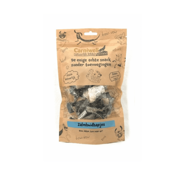 Met deze onweerstaanbare hypoallergene hondensnack krijg je alles gedaan! Zalmhuidhapjes zijn lekkere, hapklare en gezonde snacks voor je hond. De omega vetzuren helpen bij een gezonde huid en glanzende vacht. Deze snack is geschikt voor alle soorten honden. Een echte traktatie! Hmm, lekker, kom maar op!! De zalmhuidhapjes bevatten bovendien één eiwitbron (100% zalm), hierdoor zijn de Carniwell zalmhuidhapjes ook geschikt voor honden met allergieën, voedselintoleranties en voor honden die op dieet zijn. De zalmhuidhapjes zijn rijk aan eiwitten. Alle Carniwell vis- en vleesdelicatessen zijn lucht gedroogd, 100% natuurlijk en graanvrij. De snacks zitten handig verpakt in hersluitbare zakjes. Inhoud: 50 gr. eiwit 75% vet 3.6% ruwe as 13% ruwe vezel 0.6% vocht 6% omega 3 0.35% samenstelling 100% Zalm Over Carniwell hondensnacks  Carniwell zijn lokale vis- en vleesdelicatessen voor je hond. Ruim 80% komt direct uit Nederland en er wordt niets van buiten Europa geïmporteerd. Dit laatste heeft als grote voordeel dat de Carniwell-snacks niet radio actief bestraald worden, dit in tegenstelling met andere soortgelijke producten die in dierenspeciaalzaken en andere winkels te vinden zijn en van buiten Europa afkomstig zijn. Carniwell Granen- en glutenvrije snacks Naast de gezonde voedingswaarde hebben veel Carniwell-snacks een extra gezondheidsspecialiteit. Zo helpen bijv. de ‘Vleessigaren’ een gezond gebit te bevorderen en stimuleren de ‘Vet Zalmfilethapjes’ een gezonde glanzende huid en vacht! Alle Carniwell vis- en vleesdelicatessen zijn lucht gedroogd, 100% natuurlijk en graanvrij. De snacks zitten handig verpakt in hersluitbare zakjes. Snacks voor honden met een allergie Met deze onweerstaanbare hypoallergene hondensnack krijg je alles gedaan! Ideaal voor bij de hondentraining of lekker als tussendoortje! De Carniwell Zalmhuidjes zijn een onweerstaanbare en natuurlijke beloning om je hond te motiveren. De zalmhuidjes bevatten bovendien één eiwitbron (100% zalm), hierdoor zijn de Carniwell snacks ook geschikt voor honden met allergieën, voedselintoleranties en voor honden die op dieet zijn. De zalmhuidjes zijn rijk aan eiwitten. Hypoallergene hondensnacks Carniwell Carniwell behoort tot de gezondste delicatessen. De snacks zijn puur en er wordt niets aan toegevoegd. Elke delicatesse bevat maar 1 eiwitbron die gemakkelijk aan de kleur te herkennen is. Zo zijn alle snacks die afkomstig zijn van bijv. het konijn gekenmerkt met een roze etiket en de vis met een blauw etiket. Ideaal als je hond een hypoallergeen dieet heeft of om welke reden dan ook een voorkeur heeft voor bepaalde eiwitbronnen! Bestel Carniwell snacks bij A Lot for Doodles Bestel je Carniwell snacks eenvoudig bij A Lot for Doodles. Of je nu een trainingssnack zoekt of een heerlijk tussendoortje voor je hond, je slaagt zeker weten met het ruime assortiment wat uit voorraad leverbaar is. Heb je vragen over onze producten of advies nodig wat je het beste kunt bestellen? Neem gerust contact met ons op, we helpen je graag verder.