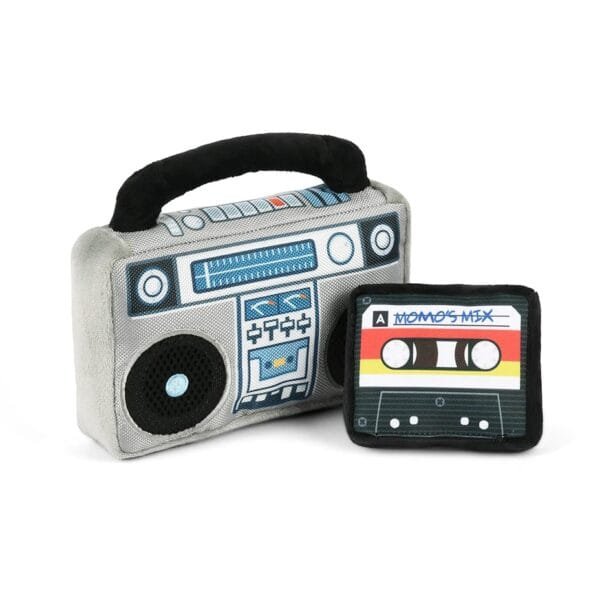 PLAY 80s Classics BoomBox Take a cruise down memory lane met de PLAY 80s Classics BoomBox! Met dit hondenspeeltje in de vorm van een old school radio-cassetterecorder kan jouw hond kwispelend de dansvloer op. Draai "Who let the dogs out!" of SnoopDog en zet de Boop-box op standje burenruzie ;)  Leuk extraatje; mocht de stereo onverhoopt kapot gaan door het te vaak luisteren naar foute hits, dan zit er nog een cassettebandje (met wat mooie hits;) in de voering verstopt.  Let op: Er is geen enkel hondenspeelgoed in de wereld wat niet kapot kan. Ondanks de dubbele stiksels, dubbele laag stof aan de buitenkant en de algehele stevigheid van het speelgoed, zou het kapot kunnen gaan. Op hondenspeelgoed zit geen garantie.Kies dus het juiste soort speeltje voor jouw hond zijn kauw- en speelbehoefte. Haal kapotte speeltjes meteen weg en laat jouw hond alleen spelen onder toezicht. Over P.L.A.Y. Hondenspeelgoed PLAY staat bekend om hun fantastische design en vrolijke, aansprekende kleuren. Bij A Lot for Doodles vind je een ruim assortiment van PLAY hondenspeelgoed. Shop naast de Barking Brunch collectie ook de Tropical Paradise Collectie van PLAY in onze shop! PLAY Dog Toys Het hondenspeelgoed van P.L.A.Y. is handgemaakt en de stevige buitenkant en dubbel gestikte randen zorgen voor extra duurzaamheid. De vulling van de speeltjes is gemaakt van gerecycled materiaal. Verder voldoet het hondenspeelgoed van Play aan dezelfde strenge kwaliteitsnormen voor het vervaardigen van baby- en kinderspeelgoed. In de speeltjes worden er AZO-vrije kleurstoffen gebruikt. Daarnaast zijn de speeltjes geschikt voor de wasmachine en droger. P.L.A.Y. hondenspeelgoed Het hondenspeelgoed van PLAY wordt in Amerika ontworpen. Bekend van Instagram Als jij honden volgt via Instagram, dan kan het niet missen dat je de P.L.A.Y. hondenspeeltjes wel eens voorbij hebt zien komen. Niet zo gek want de grappige en levensechte speeltjes zijn perfect voor een geweldige foto samen met jouw hond. Vergeet je A Lot for Doodles niet te taggen op Instagram? PLAY hondenspeeltjes bij A Lot for Doodles Bestel je Play hondenspeelgoed eenvoudig bij A Lot for Doodles. Of je nu een lief en schattig knuffeltje zoekt of een grappige, ondeugende speelkameraad voor je hond, je slaagt zeker weten met het ruime assortiment wat uit voorraad leverbaar is. Heb je vragen over onze producten of advies nodig wat je het beste kunt bestellen? Neem gerust contact met ons op, we helpen je graag verder.