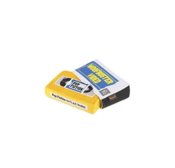 PLAY 90s Classics Video Tape Ga terug in de tijd met de PLAY 90s Classics Video Tape! Met dit hondenspeeltje in de vorm van een old school videoband kan jouw hond met de pootjes languit op de bank. De all time favourite film Pup Fiction staat garant voor uren kijk- en speelplezier.  Tip: verstop wat snacks in de videoband hoes, om de snuffelskills van jouw hond te optimaliseren ;) Let op: Er is geen enkel hondenspeelgoed in de wereld wat niet kapot kan. Ondanks de dubbele stiksels, dubbele laag stof aan de buitenkant en de algehele stevigheid van het speelgoed, zou het kapot kunnen gaan. Op hondenspeelgoed zit geen garantie.Kies dus het juiste soort speeltje voor jouw hond zijn kauw- en speelbehoefte. Haal kapotte speeltjes meteen weg en laat jouw hond alleen spelen onder toezicht. Over P.L.A.Y. Hondenspeelgoed PLAY staat bekend om hun fantastische design en vrolijke, aansprekende kleuren. Bij A Lot for Doodles vind je een ruim assortiment van PLAY hondenspeelgoed. Shop naast de Barking Brunch collectie ook de Tropical Paradise Collectie van PLAY in onze shop! PLAY Dog Toys Het hondenspeelgoed van P.L.A.Y. is handgemaakt en de stevige buitenkant en dubbel gestikte randen zorgen voor extra duurzaamheid. De vulling van de speeltjes is gemaakt van gerecycled materiaal. Verder voldoet het hondenspeelgoed van Play aan dezelfde strenge kwaliteitsnormen voor het vervaardigen van baby- en kinderspeelgoed. In de speeltjes worden er AZO-vrije kleurstoffen gebruikt. Daarnaast zijn de speeltjes geschikt voor de wasmachine en droger. P.L.A.Y. hondenspeelgoed Het hondenspeelgoed van PLAY wordt in Amerika ontworpen. Bekend van Instagram Als jij honden volgt via Instagram, dan kan het niet missen dat je de P.L.A.Y. hondenspeeltjes wel eens voorbij hebt zien komen. Niet zo gek want de grappige en levensechte speeltjes zijn perfect voor een geweldige foto samen met jouw hond. Vergeet je A Lot for Doodles niet te taggen op Instagram? PLAY hondenspeeltjes bij A Lot for Doodles Bestel je Play hondenspeelgoed eenvoudig bij A Lot for Doodles. Of je nu een lief en schattig knuffeltje zoekt of een grappige, ondeugende speelkameraad voor je hond, je slaagt zeker weten met het ruime assortiment wat uit voorraad leverbaar is. Heb je vragen over onze producten of advies nodig wat je het beste kunt bestellen? Neem gerust contact met ons op, we helpen je graag verder.