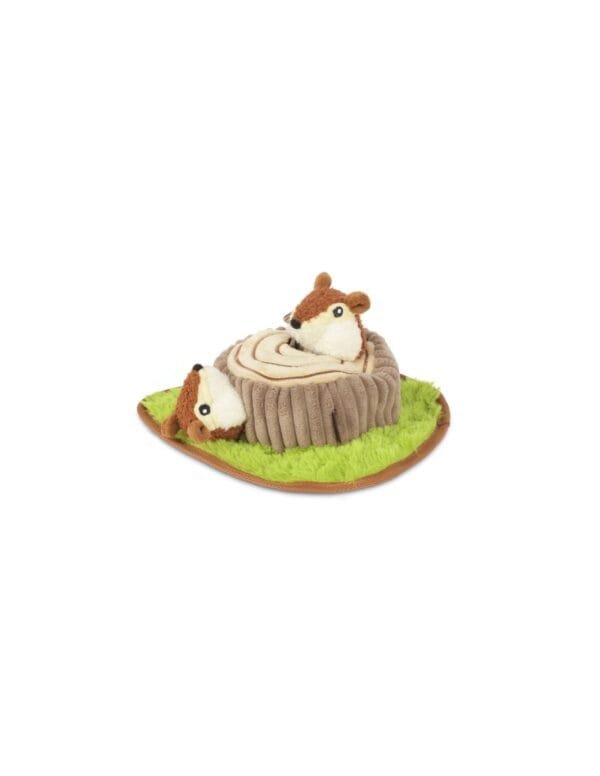 PLAY Forest Friends Chipmunks Proef het buitenleven met de PLAY Forest Friends Chipmunks. Deze schattige eekhoorns wachten met smart op nieuwe hondenvriendjes. Dit interactieve hondenspeeltje in de vorm van een boomstam en 2 lieve chipmunks staat garant voor veel avontuur! Verstop de eekhoorns in de boomstam en laat jouw hond zijn harige vriendjes eruit snuffelen.  Let op: Er is geen enkel hondenspeelgoed in de wereld wat niet kapot kan. Ondanks de dubbele stiksels, dubbele laag stof aan de buitenkant en de algehele stevigheid van het speelgoed, zou het kapot kunnen gaan. Op hondenspeelgoed zit geen garantie.Kies dus het juiste soort speeltje voor jouw hond zijn kauw- en speelbehoefte. Haal kapotte speeltjes meteen weg en laat jouw hond alleen spelen onder toezicht. Over P.L.A.Y. Hondenspeelgoed PLAY staat bekend om hun fantastische design en vrolijke, aansprekende kleuren. Bij A Lot for Doodles vind je een ruim assortiment van PLAY hondenspeelgoed. Shop naast de Barking Brunch collectie ook de Tropical Paradise Collectie van PLAY in onze shop! PLAY Dog Toys Het hondenspeelgoed van P.L.A.Y. is handgemaakt en de stevige buitenkant en dubbel gestikte randen zorgen voor extra duurzaamheid. De vulling van de speeltjes is gemaakt van gerecycled materiaal. Verder voldoet het hondenspeelgoed van Play aan dezelfde strenge kwaliteitsnormen voor het vervaardigen van baby- en kinderspeelgoed. In de speeltjes worden er AZO-vrije kleurstoffen gebruikt. Daarnaast zijn de speeltjes geschikt voor de wasmachine en droger. P.L.A.Y. hondenspeelgoed Het hondenspeelgoed van PLAY wordt in Amerika ontworpen. Bekend van Instagram Als jij honden volgt via Instagram, dan kan het niet missen dat je de P.L.A.Y. hondenspeeltjes wel eens voorbij hebt zien komen. Niet zo gek want de grappige en levensechte speeltjes zijn perfect voor een geweldige foto samen met jouw hond. Vergeet je A Lot for Doodles niet te taggen op Instagram? PLAY hondenspeeltjes bij A Lot for Doodles Bestel je Play hondenspeelgoed eenvoudig bij A Lot for Doodles. Of je nu een lief en schattig knuffeltje zoekt of een grappige, ondeugende speelkameraad voor je hond, je slaagt zeker weten met het ruime assortiment wat uit voorraad leverbaar is. Heb je vragen over onze producten of advies nodig wat je het beste kunt bestellen? Neem gerust contact met ons op, we helpen je graag verder.