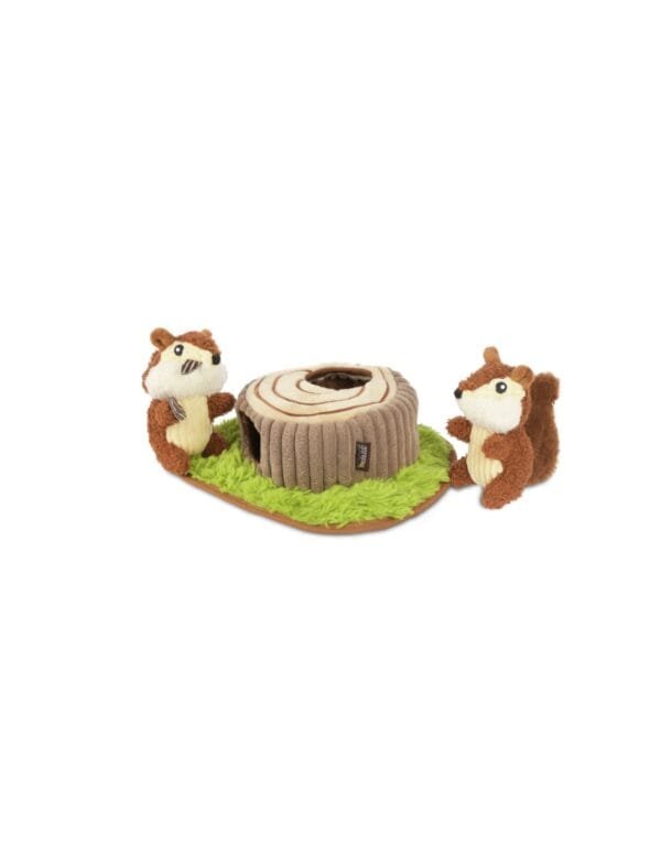 PLAY Forest Friends Chipmunks Proef het buitenleven met de PLAY Forest Friends Chipmunks. Deze schattige eekhoorns wachten met smart op nieuwe hondenvriendjes. Dit interactieve hondenspeeltje in de vorm van een boomstam en 2 lieve chipmunks staat garant voor veel avontuur! Verstop de eekhoorns in de boomstam en laat jouw hond zijn harige vriendjes eruit snuffelen.  Let op: Er is geen enkel hondenspeelgoed in de wereld wat niet kapot kan. Ondanks de dubbele stiksels, dubbele laag stof aan de buitenkant en de algehele stevigheid van het speelgoed, zou het kapot kunnen gaan. Op hondenspeelgoed zit geen garantie.Kies dus het juiste soort speeltje voor jouw hond zijn kauw- en speelbehoefte. Haal kapotte speeltjes meteen weg en laat jouw hond alleen spelen onder toezicht. Over P.L.A.Y. Hondenspeelgoed PLAY staat bekend om hun fantastische design en vrolijke, aansprekende kleuren. Bij A Lot for Doodles vind je een ruim assortiment van PLAY hondenspeelgoed. Shop naast de Barking Brunch collectie ook de Tropical Paradise Collectie van PLAY in onze shop! PLAY Dog Toys Het hondenspeelgoed van P.L.A.Y. is handgemaakt en de stevige buitenkant en dubbel gestikte randen zorgen voor extra duurzaamheid. De vulling van de speeltjes is gemaakt van gerecycled materiaal. Verder voldoet het hondenspeelgoed van Play aan dezelfde strenge kwaliteitsnormen voor het vervaardigen van baby- en kinderspeelgoed. In de speeltjes worden er AZO-vrije kleurstoffen gebruikt. Daarnaast zijn de speeltjes geschikt voor de wasmachine en droger. P.L.A.Y. hondenspeelgoed Het hondenspeelgoed van PLAY wordt in Amerika ontworpen. Bekend van Instagram Als jij honden volgt via Instagram, dan kan het niet missen dat je de P.L.A.Y. hondenspeeltjes wel eens voorbij hebt zien komen. Niet zo gek want de grappige en levensechte speeltjes zijn perfect voor een geweldige foto samen met jouw hond. Vergeet je A Lot for Doodles niet te taggen op Instagram? PLAY hondenspeeltjes bij A Lot for Doodles Bestel je Play hondenspeelgoed eenvoudig bij A Lot for Doodles. Of je nu een lief en schattig knuffeltje zoekt of een grappige, ondeugende speelkameraad voor je hond, je slaagt zeker weten met het ruime assortiment wat uit voorraad leverbaar is. Heb je vragen over onze producten of advies nodig wat je het beste kunt bestellen? Neem gerust contact met ons op, we helpen je graag verder.