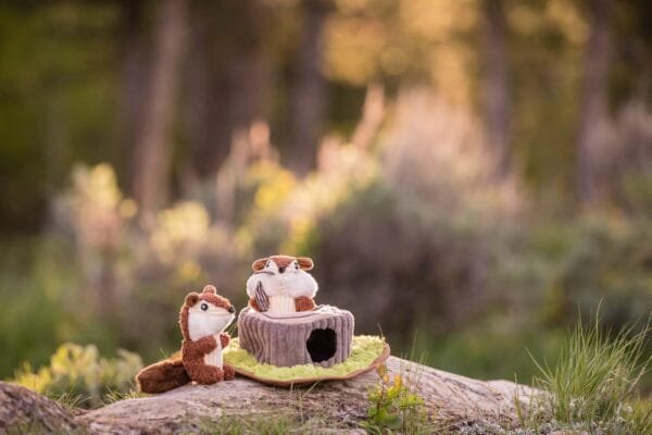 PLAY Forest Friends Chipmunks Proef het buitenleven met de PLAY Forest Friends Chipmunks. Deze schattige eekhoorns wachten met smart op nieuwe hondenvriendjes. Dit interactieve hondenspeeltje in de vorm van een boomstam en 2 lieve chipmunks staat garant voor veel avontuur! Verstop de eekhoorns in de boomstam en laat jouw hond zijn harige vriendjes eruit snuffelen.  Let op: Er is geen enkel hondenspeelgoed in de wereld wat niet kapot kan. Ondanks de dubbele stiksels, dubbele laag stof aan de buitenkant en de algehele stevigheid van het speelgoed, zou het kapot kunnen gaan. Op hondenspeelgoed zit geen garantie.Kies dus het juiste soort speeltje voor jouw hond zijn kauw- en speelbehoefte. Haal kapotte speeltjes meteen weg en laat jouw hond alleen spelen onder toezicht. Over P.L.A.Y. Hondenspeelgoed PLAY staat bekend om hun fantastische design en vrolijke, aansprekende kleuren. Bij A Lot for Doodles vind je een ruim assortiment van PLAY hondenspeelgoed. Shop naast de Barking Brunch collectie ook de Tropical Paradise Collectie van PLAY in onze shop! PLAY Dog Toys Het hondenspeelgoed van P.L.A.Y. is handgemaakt en de stevige buitenkant en dubbel gestikte randen zorgen voor extra duurzaamheid. De vulling van de speeltjes is gemaakt van gerecycled materiaal. Verder voldoet het hondenspeelgoed van Play aan dezelfde strenge kwaliteitsnormen voor het vervaardigen van baby- en kinderspeelgoed. In de speeltjes worden er AZO-vrije kleurstoffen gebruikt. Daarnaast zijn de speeltjes geschikt voor de wasmachine en droger. P.L.A.Y. hondenspeelgoed Het hondenspeelgoed van PLAY wordt in Amerika ontworpen. Bekend van Instagram Als jij honden volgt via Instagram, dan kan het niet missen dat je de P.L.A.Y. hondenspeeltjes wel eens voorbij hebt zien komen. Niet zo gek want de grappige en levensechte speeltjes zijn perfect voor een geweldige foto samen met jouw hond. Vergeet je A Lot for Doodles niet te taggen op Instagram? PLAY hondenspeeltjes bij A Lot for Doodles Bestel je Play hondenspeelgoed eenvoudig bij A Lot for Doodles. Of je nu een lief en schattig knuffeltje zoekt of een grappige, ondeugende speelkameraad voor je hond, je slaagt zeker weten met het ruime assortiment wat uit voorraad leverbaar is. Heb je vragen over onze producten of advies nodig wat je het beste kunt bestellen? Neem gerust contact met ons op, we helpen je graag verder.