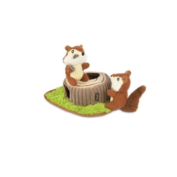 PLAY Forest Friends Chipmunks Proef het buitenleven met de PLAY Forest Friends Chipmunks. Deze schattige eekhoorns wachten met smart op nieuwe hondenvriendjes. Dit interactieve hondenspeeltje in de vorm van een boomstam en 2 lieve chipmunks staat garant voor veel avontuur! Verstop de eekhoorns in de boomstam en laat jouw hond zijn harige vriendjes eruit snuffelen.  Let op: Er is geen enkel hondenspeelgoed in de wereld wat niet kapot kan. Ondanks de dubbele stiksels, dubbele laag stof aan de buitenkant en de algehele stevigheid van het speelgoed, zou het kapot kunnen gaan. Op hondenspeelgoed zit geen garantie.Kies dus het juiste soort speeltje voor jouw hond zijn kauw- en speelbehoefte. Haal kapotte speeltjes meteen weg en laat jouw hond alleen spelen onder toezicht. Over P.L.A.Y. Hondenspeelgoed PLAY staat bekend om hun fantastische design en vrolijke, aansprekende kleuren. Bij A Lot for Doodles vind je een ruim assortiment van PLAY hondenspeelgoed. Shop naast de Barking Brunch collectie ook de Tropical Paradise Collectie van PLAY in onze shop! PLAY Dog Toys Het hondenspeelgoed van P.L.A.Y. is handgemaakt en de stevige buitenkant en dubbel gestikte randen zorgen voor extra duurzaamheid. De vulling van de speeltjes is gemaakt van gerecycled materiaal. Verder voldoet het hondenspeelgoed van Play aan dezelfde strenge kwaliteitsnormen voor het vervaardigen van baby- en kinderspeelgoed. In de speeltjes worden er AZO-vrije kleurstoffen gebruikt. Daarnaast zijn de speeltjes geschikt voor de wasmachine en droger. P.L.A.Y. hondenspeelgoed Het hondenspeelgoed van PLAY wordt in Amerika ontworpen. Bekend van Instagram Als jij honden volgt via Instagram, dan kan het niet missen dat je de P.L.A.Y. hondenspeeltjes wel eens voorbij hebt zien komen. Niet zo gek want de grappige en levensechte speeltjes zijn perfect voor een geweldige foto samen met jouw hond. Vergeet je A Lot for Doodles niet te taggen op Instagram? PLAY hondenspeeltjes bij A Lot for Doodles Bestel je Play hondenspeelgoed eenvoudig bij A Lot for Doodles. Of je nu een lief en schattig knuffeltje zoekt of een grappige, ondeugende speelkameraad voor je hond, je slaagt zeker weten met het ruime assortiment wat uit voorraad leverbaar is. Heb je vragen over onze producten of advies nodig wat je het beste kunt bestellen? Neem gerust contact met ons op, we helpen je graag verder.