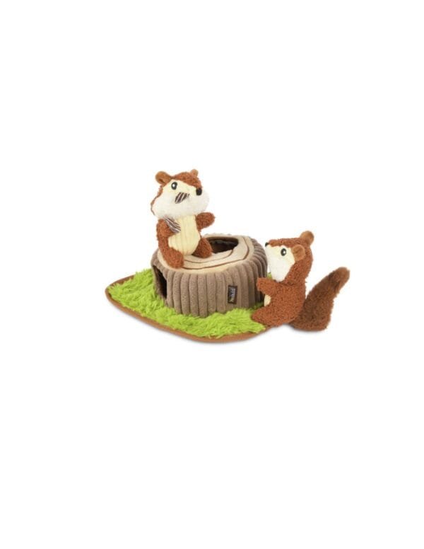 PLAY Forest Friends Chipmunks Proef het buitenleven met de PLAY Forest Friends Chipmunks. Deze schattige eekhoorns wachten met smart op nieuwe hondenvriendjes. Dit interactieve hondenspeeltje in de vorm van een boomstam en 2 lieve chipmunks staat garant voor veel avontuur! Verstop de eekhoorns in de boomstam en laat jouw hond zijn harige vriendjes eruit snuffelen.  Let op: Er is geen enkel hondenspeelgoed in de wereld wat niet kapot kan. Ondanks de dubbele stiksels, dubbele laag stof aan de buitenkant en de algehele stevigheid van het speelgoed, zou het kapot kunnen gaan. Op hondenspeelgoed zit geen garantie.Kies dus het juiste soort speeltje voor jouw hond zijn kauw- en speelbehoefte. Haal kapotte speeltjes meteen weg en laat jouw hond alleen spelen onder toezicht. Over P.L.A.Y. Hondenspeelgoed PLAY staat bekend om hun fantastische design en vrolijke, aansprekende kleuren. Bij A Lot for Doodles vind je een ruim assortiment van PLAY hondenspeelgoed. Shop naast de Barking Brunch collectie ook de Tropical Paradise Collectie van PLAY in onze shop! PLAY Dog Toys Het hondenspeelgoed van P.L.A.Y. is handgemaakt en de stevige buitenkant en dubbel gestikte randen zorgen voor extra duurzaamheid. De vulling van de speeltjes is gemaakt van gerecycled materiaal. Verder voldoet het hondenspeelgoed van Play aan dezelfde strenge kwaliteitsnormen voor het vervaardigen van baby- en kinderspeelgoed. In de speeltjes worden er AZO-vrije kleurstoffen gebruikt. Daarnaast zijn de speeltjes geschikt voor de wasmachine en droger. P.L.A.Y. hondenspeelgoed Het hondenspeelgoed van PLAY wordt in Amerika ontworpen. Bekend van Instagram Als jij honden volgt via Instagram, dan kan het niet missen dat je de P.L.A.Y. hondenspeeltjes wel eens voorbij hebt zien komen. Niet zo gek want de grappige en levensechte speeltjes zijn perfect voor een geweldige foto samen met jouw hond. Vergeet je A Lot for Doodles niet te taggen op Instagram? PLAY hondenspeeltjes bij A Lot for Doodles Bestel je Play hondenspeelgoed eenvoudig bij A Lot for Doodles. Of je nu een lief en schattig knuffeltje zoekt of een grappige, ondeugende speelkameraad voor je hond, je slaagt zeker weten met het ruime assortiment wat uit voorraad leverbaar is. Heb je vragen over onze producten of advies nodig wat je het beste kunt bestellen? Neem gerust contact met ons op, we helpen je graag verder.