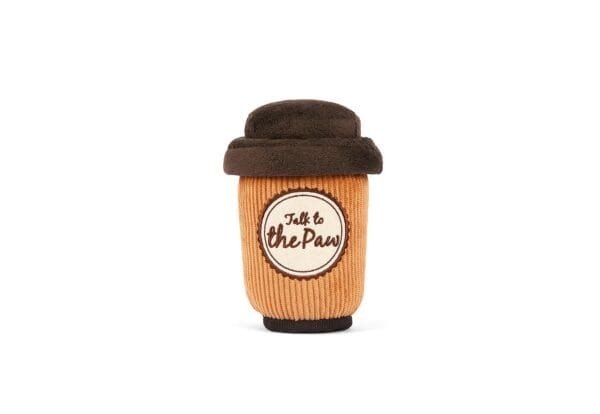 PLAY Pup Cup Cafe Doggos Java Take a break met de PLAY Pup Cup Cafe Doggos Java. Dit leuke hondenspeeltje in de vorm van een koffie to go mag niet ontbreken in de speelgoed collectie van jouw hond. Want zeg nou eerlijk; een heerlijke kop vers gemaakte talk to the paw koffie, daar kan je toch elke hond voor wakker maken?! Let op: Er is geen enkel hondenspeelgoed in de wereld wat niet kapot kan. Ondanks de dubbele stiksels, dubbele laag stof aan de buitenkant en de algehele stevigheid van het speelgoed, zou het kapot kunnen gaan. Op hondenspeelgoed zit geen garantie.Kies dus het juiste soort speeltje voor jouw hond zijn kauw- en speelbehoefte. Haal kapotte speeltjes meteen weg en laat jouw hond alleen spelen onder toezicht. Over P.L.A.Y. Hondenspeelgoed PLAY staat bekend om hun fantastische design en vrolijke, aansprekende kleuren. Bij A Lot for Doodles vind je een ruim assortiment van PLAY hondenspeelgoed. Shop naast de Barking Brunch collectie ook de Tropical Paradise Collectie van PLAY in onze shop! PLAY Dog Toys Het hondenspeelgoed van P.L.A.Y. is handgemaakt en de stevige buitenkant en dubbel gestikte randen zorgen voor extra duurzaamheid. De vulling van de speeltjes is gemaakt van gerecycled materiaal. Verder voldoet het hondenspeelgoed van Play aan dezelfde strenge kwaliteitsnormen voor het vervaardigen van baby- en kinderspeelgoed. In de speeltjes worden er AZO-vrije kleurstoffen gebruikt. Daarnaast zijn de speeltjes geschikt voor de wasmachine en droger. P.L.A.Y. hondenspeelgoed Het hondenspeelgoed van PLAY wordt in Amerika ontworpen. Bekend van Instagram Als jij honden volgt via Instagram, dan kan het niet missen dat je de P.L.A.Y. hondenspeeltjes wel eens voorbij hebt zien komen. Niet zo gek want de grappige en levensechte speeltjes zijn perfect voor een geweldige foto samen met jouw hond. Vergeet je A Lot for Doodles niet te taggen op Instagram? PLAY hondenspeeltjes bij A Lot for Doodles Bestel je Play hondenspeelgoed eenvoudig bij A Lot for Doodles. Of je nu een lief en schattig knuffeltje zoekt of een grappige, ondeugende speelkameraad voor je hond, je slaagt zeker weten met het ruime assortiment wat uit voorraad leverbaar is. Heb je vragen over onze producten of advies nodig wat je het beste kunt bestellen? Neem gerust contact met ons op, we helpen je graag verder.