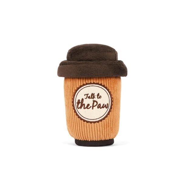 PLAY Pup Cup Cafe Doggos Java Take a break met de PLAY Pup Cup Cafe Doggos Java. Dit leuke hondenspeeltje in de vorm van een koffie to go mag niet ontbreken in de speelgoed collectie van jouw hond. Want zeg nou eerlijk; een heerlijke kop vers gemaakte talk to the paw koffie, daar kan je toch elke hond voor wakker maken?! Let op: Er is geen enkel hondenspeelgoed in de wereld wat niet kapot kan. Ondanks de dubbele stiksels, dubbele laag stof aan de buitenkant en de algehele stevigheid van het speelgoed, zou het kapot kunnen gaan. Op hondenspeelgoed zit geen garantie.Kies dus het juiste soort speeltje voor jouw hond zijn kauw- en speelbehoefte. Haal kapotte speeltjes meteen weg en laat jouw hond alleen spelen onder toezicht. Over P.L.A.Y. Hondenspeelgoed PLAY staat bekend om hun fantastische design en vrolijke, aansprekende kleuren. Bij A Lot for Doodles vind je een ruim assortiment van PLAY hondenspeelgoed. Shop naast de Barking Brunch collectie ook de Tropical Paradise Collectie van PLAY in onze shop! PLAY Dog Toys Het hondenspeelgoed van P.L.A.Y. is handgemaakt en de stevige buitenkant en dubbel gestikte randen zorgen voor extra duurzaamheid. De vulling van de speeltjes is gemaakt van gerecycled materiaal. Verder voldoet het hondenspeelgoed van Play aan dezelfde strenge kwaliteitsnormen voor het vervaardigen van baby- en kinderspeelgoed. In de speeltjes worden er AZO-vrije kleurstoffen gebruikt. Daarnaast zijn de speeltjes geschikt voor de wasmachine en droger. P.L.A.Y. hondenspeelgoed Het hondenspeelgoed van PLAY wordt in Amerika ontworpen. Bekend van Instagram Als jij honden volgt via Instagram, dan kan het niet missen dat je de P.L.A.Y. hondenspeeltjes wel eens voorbij hebt zien komen. Niet zo gek want de grappige en levensechte speeltjes zijn perfect voor een geweldige foto samen met jouw hond. Vergeet je A Lot for Doodles niet te taggen op Instagram? PLAY hondenspeeltjes bij A Lot for Doodles Bestel je Play hondenspeelgoed eenvoudig bij A Lot for Doodles. Of je nu een lief en schattig knuffeltje zoekt of een grappige, ondeugende speelkameraad voor je hond, je slaagt zeker weten met het ruime assortiment wat uit voorraad leverbaar is. Heb je vragen over onze producten of advies nodig wat je het beste kunt bestellen? Neem gerust contact met ons op, we helpen je graag verder.