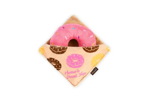 PLAY Pup Cup Cafe Doughboy Donut Take a break met de PLAY Pup Cup Cafe Doughboy Donut. Dit leuke hondenspeeltje in de vorm van een Donut to go mag niet ontbreken in de speelgoed collectie van jouw hond. Want zeg nou eerlijk; een heerlijke verse donut, daar kan je toch elke hond voor wakker maken?! Let op: Er is geen enkel hondenspeelgoed in de wereld wat niet kapot kan. Ondanks de dubbele stiksels, dubbele laag stof aan de buitenkant en de algehele stevigheid van het speelgoed, zou het kapot kunnen gaan. Op hondenspeelgoed zit geen garantie.Kies dus het juiste soort speeltje voor jouw hond zijn kauw- en speelbehoefte. Haal kapotte speeltjes meteen weg en laat jouw hond alleen spelen onder toezicht. Over P.L.A.Y. Hondenspeelgoed PLAY staat bekend om hun fantastische design en vrolijke, aansprekende kleuren. Bij A Lot for Doodles vind je een ruim assortiment van PLAY hondenspeelgoed. Shop naast de Barking Brunch collectie ook de Tropical Paradise Collectie van PLAY in onze shop! PLAY Dog Toys Het hondenspeelgoed van P.L.A.Y. is handgemaakt en de stevige buitenkant en dubbel gestikte randen zorgen voor extra duurzaamheid. De vulling van de speeltjes is gemaakt van gerecycled materiaal. Verder voldoet het hondenspeelgoed van Play aan dezelfde strenge kwaliteitsnormen voor het vervaardigen van baby- en kinderspeelgoed. In de speeltjes worden er AZO-vrije kleurstoffen gebruikt. Daarnaast zijn de speeltjes geschikt voor de wasmachine en droger. P.L.A.Y. hondenspeelgoed Het hondenspeelgoed van PLAY wordt in Amerika ontworpen. Bekend van Instagram Als jij honden volgt via Instagram, dan kan het niet missen dat je de P.L.A.Y. hondenspeeltjes wel eens voorbij hebt zien komen. Niet zo gek want de grappige en levensechte speeltjes zijn perfect voor een geweldige foto samen met jouw hond. Vergeet je A Lot for Doodles niet te taggen op Instagram? PLAY hondenspeeltjes bij A Lot for Doodles Bestel je Play hondenspeelgoed eenvoudig bij A Lot for Doodles. Of je nu een lief en schattig knuffeltje zoekt of een grappige, ondeugende speelkameraad voor je hond, je slaagt zeker weten met het ruime assortiment wat uit voorraad leverbaar is. Heb je vragen over onze producten of advies nodig wat je het beste kunt bestellen? Neem gerust contact met ons op, we helpen je graag verder.