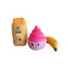 PawStory Snuffles Go Shopping Shop till you drop met de PawStory Snuffles Go Shopping! Dit leuke interactieve hondenspeeltje in de vorm winkelmandje is gevuld met een overheerlijke cupcake, een banaan en de PawStory juice. Breng een vleugje supermarktpret in huis en shop samen met jouw hond de wekelijkse boodschappen bij elkaar.  Afmeting: 10 cm x 17 cm Materiaal Snuffles Billy Backpack: Gemaakt van polyester en bevat een plastic piep. Niet geschikt om op te kauwen. De vulling is gemaakt van gerecycled plastic Let op: Er is geen enkel hondenspeelgoed in de wereld wat niet kapot kan. Ondanks de dubbele stiksels, dubbele laag stof aan de buitenkant en de algehele stevigheid van het speelgoed, zou het kapot kunnen gaan. Op hondenspeelgoed zit geen garantie.Kies dus het juiste soort speeltje voor jouw hond zijn kauw- en speelbehoefte. Haal kapotte speeltjes meteen weg en laat jouw hond alleen spelen onder toezicht. Over PawStory Hondenspeelgoed PawStory is een jong en dynamisch bedrijf gespecialiseerd in hondenspeelgoed en opgericht in 2021. Ze hebben oog voor mooi design en actuele trends. Ze ontwerpen originele en grappige hondenspeeltjes van goede kwaliteit. PawStory dogtoys Bij PawStory laten ze de hondenspeeltjes produceren bij een hondenspeelgoed fabrikant die al meer dan 20 jaar actief is voor grote merken. PawStory Hondenspeelgoed Het is de missie van PawStory om steeds kleine collecties uit te brengen, zodat ze kunnen inspelen op actuele trends om zo hun collectie te kunnen verbreden. Bij A Lot for Doodles vind je alle collecties van Pawstory. Bekend van Instagram Als jij honden volgt via Instagram, dan kan het niet missen dat je de PawStory hondenspeeltjes wel eens voorbij hebt zien komen. Niet zo gek want de grappige speeltjes zijn perfect voor een geweldige foto samen met jouw hond. Vergeet je A Lot for Doodles niet te taggen op Instagram? Bestel Pawstory hondenspeeltjes bij A Lot for Doodles Bestel je PawStory hondenspeelgoed eenvoudig bij A Lot for Doodles. Of je nu een lief en schattig knuffeltje zoekt of een grappige, ondeugende speelkameraad voor je hond, je slaagt zeker weten met het ruime assortiment wat uit voorraad leverbaar is. Heb je vragen over onze producten of advies nodig wat je het beste kunt bestellen? Neem gerust contact met ons op, we helpen je graag verder.