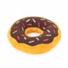 ZippyPaws Jumbo Donutz Chocolate Droom groots en... leef groots! Met de ZippyPaws Jumbo Donutz Chocolate geniet je GROOTS. Deze levensgrote donutz zorgt voor urenlang speel- en relaxplezier. Want deze donut is niet alleen leuk om mee te spelen, maar ook groot genoeg om te gebruiken als kussen om heerlijk op te dutten.  Formaat ZippyPaws Jumbo Donutz Chocolate: 26,5 cm Let op: Er is geen enkel hondenspeelgoed in de wereld wat niet kapot kan. Ondanks de algehele stevigheid van het speelgoed, zou het kapot kunnen gaan. Op hondenspeelgoed zit geen garantie. Kies dus het juiste soort speeltje voor jouw hond zijn kauw- en speelbehoefte. Haal kapotte speeltjes meteen weg en laat jouw hond alleen spelen onder toezicht. ZippyPaws Hondenspeelgoed Hondenspeeltjes van het merk ZippyPaws staan garant voor de allerleukste designs en zijn goed voor urenlang speelplezier. De hondenspeeltjes van ZippyPaws zijn ontworpen door hondenmensen voor honden. En dat zie je aan alles. ZippyPaws Burrows De Zippypaws Burrows zijn zoekspellen voor de hond. In iedere Burrow zitten 3 piepbeestjes verstopt. Speciaal voor honden die niet enthousiast worden van hersenwerkjes met voer zijn de Burrows perfect. Want de beloning is geen voer, maar een klein piepspeeltje. Je kunt de speeltjes zo vaak terug stoppen als je wilt, zodat jouw hond weer op zoek kan! Alle delen van de Zippy Burrows zijn gemaakt van hoogwaardig pluche stof. Daardoor is het niet alleen geschikt als interactief speeltje, maar kan het ook gebruikt worden als knuffelspeeltje. Alle speeltjes in de Burrows bevatten een ronde pieper om je hond extra enthousiast te maken. Interactief hondenspeelgoed bestellen Alle honden hebben speelgoed nodig. Het geeft zowel een mentale- als lichamelijke uitdaging voor je hond! Interactief hondenspeelgoed is niet alleen belangrijk om je hond tevreden te houden en verveling te voorkomen. Het is ook nuttig om problematisch gedrag aan te pakken, zoals destructief kauwen of hinderlijk blaffen. Zippypaws Burrows De Zippypaws Burrows zijn zoekspellen voor de hond. In iedere Burrow zitten 3 piepbeestjes verstopt. Speciaal voor honden die niet enthousiast worden van hersenwerkjes met voer zijn de Burrows perfect. Want de beloning is geen voer, maar een klein piepspeeltje. Je kunt de speeltjes zo vaak terug stoppen als je wilt, zodat jouw hond weer op zoek kan! Alle delen van de Zippy Burrows zijn gemaakt van hoogwaardig pluche stof. Alle speeltjes in de Burrows bevatten een ronde pieper om je hond extra enthousiast te maken. Doordat zowel de Burrow als de speeltjes in de Burrow van pluche zijn gemaakt is het niet alleen geschikt als interactiefspeeltje, maar kan het ook gebruikt worden als knuffelspeeltje. ZippyPaws Donutz Het populairste speeltje van Zippypaws is de Donut. Al in 2017 werd de miljardste donut verkocht. Voor de hond zijn de donut speeltjes helemaal geweldig. Er zitten 2 half ronde piepers in, waardoor het niet uitmaakt waar je in de donut bijt. Piepen doet de Zippypaws Donut altijd! De Donutz bevatten verder geen zachte pluche vulling. Ideaal voor honden die het normaal altijd laten sneeuwen in huis. Bekend van Instagram Als jij honden volgt via Instagram, dan kan het niet missen dat je de ZippyPaws hondenspeeltjes wel eens voorbij hebt zien komen. Niet zo gek want de grappige en interactieve speeltjes zijn perfect voor een geweldige foto samen met jouw hond. Vergeet je A Lot for Doodles niet te taggen op Instagram? ZippyPaws Nederland ZippyPaws hondenspeelgoed komt uit Amerika. Sinds een aantal jaren zijn de speeltjes ook in Nederland verkrijgbaar. Wij van A Lot for Doodles zijn trots dat we ZippyPaws verkopen in onze webshop. Bezoek onze shop en ontdek alle leuke speeltjes van ZippyPaws! ZippyPaws online bestellen De ZippyPaws hondenspeeltjes zijn bij ons online te bestellen. Naast de leuke speeltjes van ZippyPaws kun je ook bij ons terecht voor de merken Huxley & Kent, PawStory, HugSmart, Sodapup, Soos Pets, Cowboy Magic, Bass Brushes, P.L.A.Y., Yakka's & Carniwell. Heb je advies nodig? Neem gerust contact met ons op. We helpen je graag!