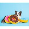 ZippyPaws Jumbo Donutz Chocolate Droom groots en... leef groots! Met de ZippyPaws Jumbo Donutz Chocolate geniet je GROOTS. Deze levensgrote donutz zorgt voor urenlang speel- en relaxplezier. Want deze donut is niet alleen leuk om mee te spelen, maar ook groot genoeg om te gebruiken als kussen om heerlijk op te dutten.  Formaat ZippyPaws Jumbo Donutz Chocolate: 26,5 cm Let op: Er is geen enkel hondenspeelgoed in de wereld wat niet kapot kan. Ondanks de algehele stevigheid van het speelgoed, zou het kapot kunnen gaan. Op hondenspeelgoed zit geen garantie. Kies dus het juiste soort speeltje voor jouw hond zijn kauw- en speelbehoefte. Haal kapotte speeltjes meteen weg en laat jouw hond alleen spelen onder toezicht. ZippyPaws Hondenspeelgoed Hondenspeeltjes van het merk ZippyPaws staan garant voor de allerleukste designs en zijn goed voor urenlang speelplezier. De hondenspeeltjes van ZippyPaws zijn ontworpen door hondenmensen voor honden. En dat zie je aan alles. ZippyPaws Burrows De Zippypaws Burrows zijn zoekspellen voor de hond. In iedere Burrow zitten 3 piepbeestjes verstopt. Speciaal voor honden die niet enthousiast worden van hersenwerkjes met voer zijn de Burrows perfect. Want de beloning is geen voer, maar een klein piepspeeltje. Je kunt de speeltjes zo vaak terug stoppen als je wilt, zodat jouw hond weer op zoek kan! Alle delen van de Zippy Burrows zijn gemaakt van hoogwaardig pluche stof. Daardoor is het niet alleen geschikt als interactief speeltje, maar kan het ook gebruikt worden als knuffelspeeltje. Alle speeltjes in de Burrows bevatten een ronde pieper om je hond extra enthousiast te maken. Interactief hondenspeelgoed bestellen Alle honden hebben speelgoed nodig. Het geeft zowel een mentale- als lichamelijke uitdaging voor je hond! Interactief hondenspeelgoed is niet alleen belangrijk om je hond tevreden te houden en verveling te voorkomen. Het is ook nuttig om problematisch gedrag aan te pakken, zoals destructief kauwen of hinderlijk blaffen. Zippypaws Burrows De Zippypaws Burrows zijn zoekspellen voor de hond. In iedere Burrow zitten 3 piepbeestjes verstopt. Speciaal voor honden die niet enthousiast worden van hersenwerkjes met voer zijn de Burrows perfect. Want de beloning is geen voer, maar een klein piepspeeltje. Je kunt de speeltjes zo vaak terug stoppen als je wilt, zodat jouw hond weer op zoek kan! Alle delen van de Zippy Burrows zijn gemaakt van hoogwaardig pluche stof. Alle speeltjes in de Burrows bevatten een ronde pieper om je hond extra enthousiast te maken. Doordat zowel de Burrow als de speeltjes in de Burrow van pluche zijn gemaakt is het niet alleen geschikt als interactiefspeeltje, maar kan het ook gebruikt worden als knuffelspeeltje. ZippyPaws Donutz Het populairste speeltje van Zippypaws is de Donut. Al in 2017 werd de miljardste donut verkocht. Voor de hond zijn de donut speeltjes helemaal geweldig. Er zitten 2 half ronde piepers in, waardoor het niet uitmaakt waar je in de donut bijt. Piepen doet de Zippypaws Donut altijd! De Donutz bevatten verder geen zachte pluche vulling. Ideaal voor honden die het normaal altijd laten sneeuwen in huis. Bekend van Instagram Als jij honden volgt via Instagram, dan kan het niet missen dat je de ZippyPaws hondenspeeltjes wel eens voorbij hebt zien komen. Niet zo gek want de grappige en interactieve speeltjes zijn perfect voor een geweldige foto samen met jouw hond. Vergeet je A Lot for Doodles niet te taggen op Instagram? ZippyPaws Nederland ZippyPaws hondenspeelgoed komt uit Amerika. Sinds een aantal jaren zijn de speeltjes ook in Nederland verkrijgbaar. Wij van A Lot for Doodles zijn trots dat we ZippyPaws verkopen in onze webshop. Bezoek onze shop en ontdek alle leuke speeltjes van ZippyPaws! ZippyPaws online bestellen De ZippyPaws hondenspeeltjes zijn bij ons online te bestellen. Naast de leuke speeltjes van ZippyPaws kun je ook bij ons terecht voor de merken Huxley & Kent, PawStory, HugSmart, Sodapup, Soos Pets, Cowboy Magic, Bass Brushes, P.L.A.Y., Yakka's & Carniwell. Heb je advies nodig? Neem gerust contact met ons op. We helpen je graag!