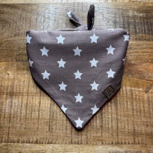 Bandana Star Met deze Bandana Star van A Lot for Doodles ziet jouw hond er uit om door een ringetje te halen. De bandana is handgemaakt en van 100% katoen. De Bandana is door de driehoekige vorm gemakkelijk te knopen een aan te passen in elke gewenste grootte. De bandana is geschikt voor zowel kleine als grote honden met een nekomtrek van maximaal 50 cm. Voor kleine honden kun je de bandana aan de bovenzijde een paar keer omvouwen, zodat hij als gegoten zit :) Productspecificatie Bandana Star Materiaal: Katoen Vorm: Driehoek, aan beide zijden bedrukt. Kleur: Beige/Bruin, witte sterren Merk: Handmade by A Lot for Doodles Maat: Nekomtrek maximaal 50 cm Wasvoorschrift: 30 graden Pinwheels, Bow Tie's en Bandana's voor honden kopen Bij A Lot for Doodles vind je een mooie selectie aan pinwheels, strikjes en bandana's voor honden. Zo kan elke hond goed gestyled de straat op Bandana's en strikjes voor honden Kleding maakt de hond. De Bandana's van A Lot for Doodles of de  strikjes en bandana's van Huxley and Kent zijn een echte eyecather. Jouw hond ziet er met de Banda's van A Lot for Doodles uit om door een ringetje te halen. De bandana's hebben verschillende designs zodat er altijd wel een passende bandana te vinden is voor jouw hond. Bekend van Instagram Als jij honden volgt via Instagram, dan kan het niet missen dat je wel eens de mooiste bandana's, strikjes en pinwheels voorbij hebt zien komen. Niet zo gek want de bandana's & strikjes zijn perfect voor een geweldige foto van jouw hond. Vergeet je A Lot for Doodles niet te taggen op Instagram? Bestel Bandana's en strikjes voor honden bij A Lot for Doodles Bestel je bandana's en strikjes voor jouw hond eenvoudig bij A Lot for Doodles. Of je nu een burberry design strik zoekt of een vrolijke bandana, met ons ruime assortiment wat uit voorraad leverbaar is zit er altijd een passende bandana of strik tussen. Ook voor het leukste (interactieve) hondenspeelgoed, shampoo's voor honden en lekkere hondensnacks kun je bij ons terecht. Heb je vragen over onze producten of advies nodig wat je het beste kunt bestellen? Neem gerust contact met ons op, we helpen je graag verder.