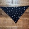 Bandana Black Feather Met deze Bandana Black Feather van A Lot for Doodles ziet jouw hond er uit om door een ringetje te halen. De bandana is handgemaakt en van 100% katoen. De Bandana is door de driehoekige vorm gemakkelijk te knopen een aan te passen in elke gewenste grootte. De bandana is geschikt voor zowel kleine als grote honden met een nekomtrek van maximaal 50 cm. Voor kleine honden kun je de bandana aan de bovenzijde een paar keer omvouwen, zodat hij als gegoten zit :) Productspecificatie Black Feather Materiaal: Katoen Vorm: Driehoek, aan beide zijden bedrukt. Kleur: Zwart met wit Merk: Handmade by A Lot for Doodles Maat: Nekomtrek maximaal 50 cm Wasvoorschrift: 30 graden Pinwheels, Bow Tie's en Bandana's voor honden kopen Bij A Lot for Doodles vind je een mooie selectie aan pinwheels, strikjes en bandana's voor honden. Zo kan elke hond goed gestyled de straat op Bandana's en strikjes voor honden Kleding maakt de hond. De Bandana's van A Lot for Doodles of de  strikjes en bandana's van Huxley and Kent zijn een echte eyecather. Jouw hond ziet er met de Banda's van A Lot for Doodles uit om door een ringetje te halen. De bandana's hebben verschillende designs zodat er altijd wel een passende bandana te vinden is voor jouw hond. Bekend van Instagram Als jij honden volgt via Instagram, dan kan het niet missen dat je wel eens de mooiste bandana's, strikjes en pinwheels voorbij hebt zien komen. Niet zo gek want de bandana's & strikjes zijn perfect voor een geweldige foto van jouw hond. Vergeet je A Lot for Doodles niet te taggen op Instagram? Bestel Bandana's en strikjes voor honden bij A Lot for Doodles Bestel je bandana's en strikjes voor jouw hond eenvoudig bij A Lot for Doodles. Of je nu een burberry design strik zoekt of een vrolijke bandana, met ons ruime assortiment wat uit voorraad leverbaar is zit er altijd een passende bandana of strik tussen. Ook voor het leukste (interactieve) hondenspeelgoed, shampoo's voor honden en lekkere hondensnacks kun je bij ons terecht. Heb je vragen over onze producten of advies nodig wat je het beste kunt bestellen? Neem gerust contact met ons op, we helpen je graag verder.