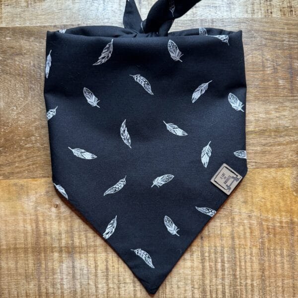 Bandana Black Feather Met deze Bandana Black Feather van A Lot for Doodles ziet jouw hond er uit om door een ringetje te halen. De bandana is handgemaakt en van 100% katoen. De Bandana is door de driehoekige vorm gemakkelijk te knopen een aan te passen in elke gewenste grootte. De bandana is geschikt voor zowel kleine als grote honden met een nekomtrek van maximaal 50 cm. Voor kleine honden kun je de bandana aan de bovenzijde een paar keer omvouwen, zodat hij als gegoten zit :) Productspecificatie Black Feather Materiaal: Katoen Vorm: Driehoek, aan beide zijden bedrukt. Kleur: Zwart met wit Merk: Handmade by A Lot for Doodles Maat: Nekomtrek maximaal 50 cm Wasvoorschrift: 30 graden Pinwheels, Bow Tie's en Bandana's voor honden kopen Bij A Lot for Doodles vind je een mooie selectie aan pinwheels, strikjes en bandana's voor honden. Zo kan elke hond goed gestyled de straat op Bandana's en strikjes voor honden Kleding maakt de hond. De Bandana's van A Lot for Doodles of de  strikjes en bandana's van Huxley and Kent zijn een echte eyecather. Jouw hond ziet er met de Banda's van A Lot for Doodles uit om door een ringetje te halen. De bandana's hebben verschillende designs zodat er altijd wel een passende bandana te vinden is voor jouw hond. Bekend van Instagram Als jij honden volgt via Instagram, dan kan het niet missen dat je wel eens de mooiste bandana's, strikjes en pinwheels voorbij hebt zien komen. Niet zo gek want de bandana's & strikjes zijn perfect voor een geweldige foto van jouw hond. Vergeet je A Lot for Doodles niet te taggen op Instagram? Bestel Bandana's en strikjes voor honden bij A Lot for Doodles Bestel je bandana's en strikjes voor jouw hond eenvoudig bij A Lot for Doodles. Of je nu een burberry design strik zoekt of een vrolijke bandana, met ons ruime assortiment wat uit voorraad leverbaar is zit er altijd een passende bandana of strik tussen. Ook voor het leukste (interactieve) hondenspeelgoed, shampoo's voor honden en lekkere hondensnacks kun je bij ons terecht. Heb je vragen over onze producten of advies nodig wat je het beste kunt bestellen? Neem gerust contact met ons op, we helpen je graag verder.