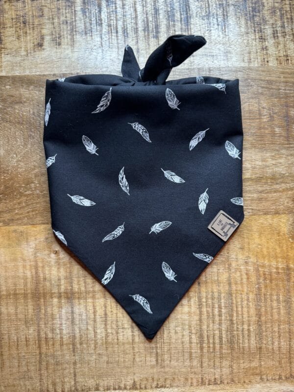 Bandana Black Feather Met deze Bandana Black Feather van A Lot for Doodles ziet jouw hond er uit om door een ringetje te halen. De bandana is handgemaakt en van 100% katoen. De Bandana is door de driehoekige vorm gemakkelijk te knopen een aan te passen in elke gewenste grootte. De bandana is geschikt voor zowel kleine als grote honden met een nekomtrek van maximaal 50 cm. Voor kleine honden kun je de bandana aan de bovenzijde een paar keer omvouwen, zodat hij als gegoten zit :) Productspecificatie Black Feather Materiaal: Katoen Vorm: Driehoek, aan beide zijden bedrukt. Kleur: Zwart met wit Merk: Handmade by A Lot for Doodles Maat: Nekomtrek maximaal 50 cm Wasvoorschrift: 30 graden Pinwheels, Bow Tie's en Bandana's voor honden kopen Bij A Lot for Doodles vind je een mooie selectie aan pinwheels, strikjes en bandana's voor honden. Zo kan elke hond goed gestyled de straat op Bandana's en strikjes voor honden Kleding maakt de hond. De Bandana's van A Lot for Doodles of de  strikjes en bandana's van Huxley and Kent zijn een echte eyecather. Jouw hond ziet er met de Banda's van A Lot for Doodles uit om door een ringetje te halen. De bandana's hebben verschillende designs zodat er altijd wel een passende bandana te vinden is voor jouw hond. Bekend van Instagram Als jij honden volgt via Instagram, dan kan het niet missen dat je wel eens de mooiste bandana's, strikjes en pinwheels voorbij hebt zien komen. Niet zo gek want de bandana's & strikjes zijn perfect voor een geweldige foto van jouw hond. Vergeet je A Lot for Doodles niet te taggen op Instagram? Bestel Bandana's en strikjes voor honden bij A Lot for Doodles Bestel je bandana's en strikjes voor jouw hond eenvoudig bij A Lot for Doodles. Of je nu een burberry design strik zoekt of een vrolijke bandana, met ons ruime assortiment wat uit voorraad leverbaar is zit er altijd een passende bandana of strik tussen. Ook voor het leukste (interactieve) hondenspeelgoed, shampoo's voor honden en lekkere hondensnacks kun je bij ons terecht. Heb je vragen over onze producten of advies nodig wat je het beste kunt bestellen? Neem gerust contact met ons op, we helpen je graag verder.