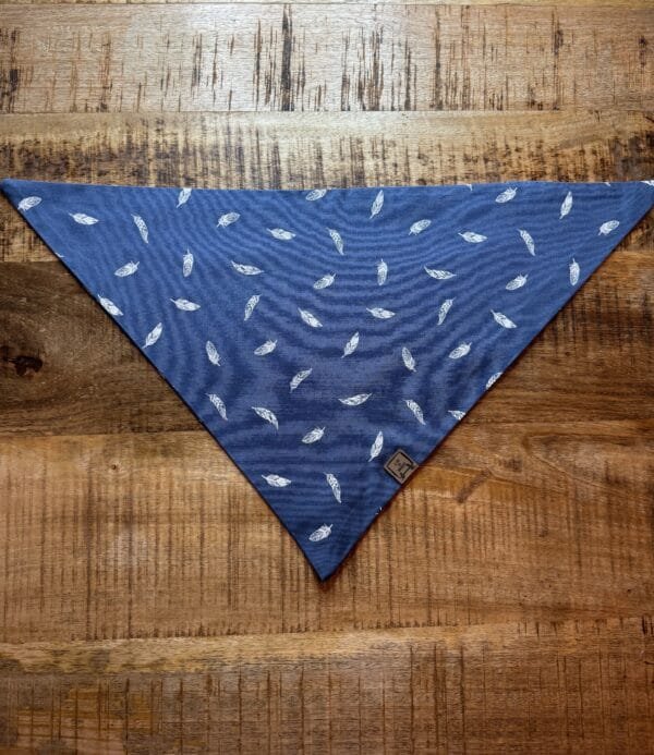 Bandana Blue Feather Met deze Bandana Blue Feather van A Lot for Doodles ziet jouw hond er uit om door een ringetje te halen. De bandana is handgemaakt en van 100% katoen. De Bandana is door de driehoekige vorm gemakkelijk te knopen een aan te passen in elke gewenste grootte. De bandana is geschikt voor zowel kleine als grote honden met een nekomtrek van maximaal 50 cm. Voor kleine honden kun je de bandana aan de bovenzijde een paar keer omvouwen, zodat hij als gegoten zit :) Productspecificatie Blue Feather Materiaal: Katoen Vorm: Driehoek, aan beide zijden bedrukt. Kleur: Zwart met wit Merk: Handmade by A Lot for Doodles Maat: Nekomtrek maximaal 50 cm Wasvoorschrift: 30 graden Pinwheels, Bow Tie's en Bandana's voor honden kopen Bij A Lot for Doodles vind je een mooie selectie aan pinwheels, strikjes en bandana's voor honden. Zo kan elke hond goed gestyled de straat op Bandana's en strikjes voor honden Kleding maakt de hond. De Bandana's van A Lot for Doodles of de  strikjes en bandana's van Huxley and Kent zijn een echte eyecather. Jouw hond ziet er met de Banda's van A Lot for Doodles uit om door een ringetje te halen. De bandana's hebben verschillende designs zodat er altijd wel een passende bandana te vinden is voor jouw hond. Bekend van Instagram Als jij honden volgt via Instagram, dan kan het niet missen dat je wel eens de mooiste bandana's, strikjes en pinwheels voorbij hebt zien komen. Niet zo gek want de bandana's & strikjes zijn perfect voor een geweldige foto van jouw hond. Vergeet je A Lot for Doodles niet te taggen op Instagram? Bestel Bandana's en strikjes voor honden bij A Lot for Doodles Bestel je bandana's en strikjes voor jouw hond eenvoudig bij A Lot for Doodles. Of je nu een burberry design strik zoekt of een vrolijke bandana, met ons ruime assortiment wat uit voorraad leverbaar is zit er altijd een passende bandana of strik tussen. Ook voor het leukste (interactieve) hondenspeelgoed, shampoo's voor honden en lekkere hondensnacks kun je bij ons terecht. Heb je vragen over onze producten of advies nodig wat je het beste kunt bestellen? Neem gerust contact met ons op, we helpen je graag verder.