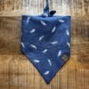 Bandana Blue Feather Met deze Bandana Blue Feather van A Lot for Doodles ziet jouw hond er uit om door een ringetje te halen. De bandana is handgemaakt en van 100% katoen. De Bandana is door de driehoekige vorm gemakkelijk te knopen een aan te passen in elke gewenste grootte. De bandana is geschikt voor zowel kleine als grote honden met een nekomtrek van maximaal 50 cm. Voor kleine honden kun je de bandana aan de bovenzijde een paar keer omvouwen, zodat hij als gegoten zit :) Productspecificatie Blue Feather Materiaal: Katoen Vorm: Driehoek, aan beide zijden bedrukt. Kleur: Zwart met wit Merk: Handmade by A Lot for Doodles Maat: Nekomtrek maximaal 50 cm Wasvoorschrift: 30 graden Pinwheels, Bow Tie's en Bandana's voor honden kopen Bij A Lot for Doodles vind je een mooie selectie aan pinwheels, strikjes en bandana's voor honden. Zo kan elke hond goed gestyled de straat op Bandana's en strikjes voor honden Kleding maakt de hond. De Bandana's van A Lot for Doodles of de  strikjes en bandana's van Huxley and Kent zijn een echte eyecather. Jouw hond ziet er met de Banda's van A Lot for Doodles uit om door een ringetje te halen. De bandana's hebben verschillende designs zodat er altijd wel een passende bandana te vinden is voor jouw hond. Bekend van Instagram Als jij honden volgt via Instagram, dan kan het niet missen dat je wel eens de mooiste bandana's, strikjes en pinwheels voorbij hebt zien komen. Niet zo gek want de bandana's & strikjes zijn perfect voor een geweldige foto van jouw hond. Vergeet je A Lot for Doodles niet te taggen op Instagram? Bestel Bandana's en strikjes voor honden bij A Lot for Doodles Bestel je bandana's en strikjes voor jouw hond eenvoudig bij A Lot for Doodles. Of je nu een burberry design strik zoekt of een vrolijke bandana, met ons ruime assortiment wat uit voorraad leverbaar is zit er altijd een passende bandana of strik tussen. Ook voor het leukste (interactieve) hondenspeelgoed, shampoo's voor honden en lekkere hondensnacks kun je bij ons terecht. Heb je vragen over onze producten of advies nodig wat je het beste kunt bestellen? Neem gerust contact met ons op, we helpen je graag verder.