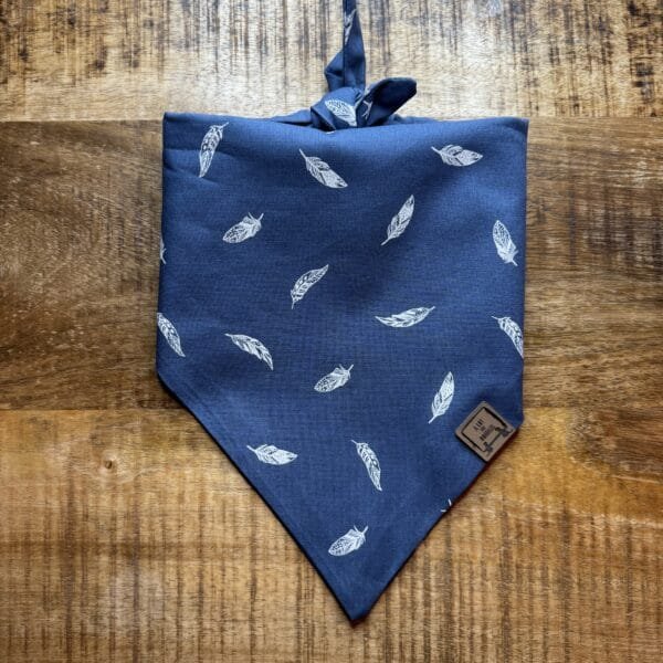 Bandana Blue Feather Met deze Bandana Blue Feather van A Lot for Doodles ziet jouw hond er uit om door een ringetje te halen. De bandana is handgemaakt en van 100% katoen. De Bandana is door de driehoekige vorm gemakkelijk te knopen een aan te passen in elke gewenste grootte. De bandana is geschikt voor zowel kleine als grote honden met een nekomtrek van maximaal 50 cm. Voor kleine honden kun je de bandana aan de bovenzijde een paar keer omvouwen, zodat hij als gegoten zit :) Productspecificatie Blue Feather Materiaal: Katoen Vorm: Driehoek, aan beide zijden bedrukt. Kleur: Zwart met wit Merk: Handmade by A Lot for Doodles Maat: Nekomtrek maximaal 50 cm Wasvoorschrift: 30 graden Pinwheels, Bow Tie's en Bandana's voor honden kopen Bij A Lot for Doodles vind je een mooie selectie aan pinwheels, strikjes en bandana's voor honden. Zo kan elke hond goed gestyled de straat op Bandana's en strikjes voor honden Kleding maakt de hond. De Bandana's van A Lot for Doodles of de  strikjes en bandana's van Huxley and Kent zijn een echte eyecather. Jouw hond ziet er met de Banda's van A Lot for Doodles uit om door een ringetje te halen. De bandana's hebben verschillende designs zodat er altijd wel een passende bandana te vinden is voor jouw hond. Bekend van Instagram Als jij honden volgt via Instagram, dan kan het niet missen dat je wel eens de mooiste bandana's, strikjes en pinwheels voorbij hebt zien komen. Niet zo gek want de bandana's & strikjes zijn perfect voor een geweldige foto van jouw hond. Vergeet je A Lot for Doodles niet te taggen op Instagram? Bestel Bandana's en strikjes voor honden bij A Lot for Doodles Bestel je bandana's en strikjes voor jouw hond eenvoudig bij A Lot for Doodles. Of je nu een burberry design strik zoekt of een vrolijke bandana, met ons ruime assortiment wat uit voorraad leverbaar is zit er altijd een passende bandana of strik tussen. Ook voor het leukste (interactieve) hondenspeelgoed, shampoo's voor honden en lekkere hondensnacks kun je bij ons terecht. Heb je vragen over onze producten of advies nodig wat je het beste kunt bestellen? Neem gerust contact met ons op, we helpen je graag verder.