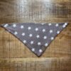 Bandana Little Star Met deze Bandana Little Star van A Lot for Doodles ziet jouw hond er uit om door een ringetje te halen. Deze bandana is klein van formaat en ideaal voor de wat kleinere honden en pups. De bandana is handgemaakt en van 100% katoen. De Bandana is voorzien van drukknoopjes zodat de bandana meteen als gegoten zit! Productspecificatie Bandana Little  Materiaal: Katoen Extra: Voorzien van drukknopen. De bandana is aan beide zijden bedrukt. Kleur: Beige/Bruin, witte sterren Merk: Handmade by A Lot for Doodles Maat: Nekomtrek maximaal 28 cm Wasvoorschrift: 30 graden Pinwheels, Bow Tie's en Bandana's voor honden kopen Bij A Lot for Doodles vind je een mooie selectie aan pinwheels, strikjes en bandana's voor honden. Zo kan elke hond goed gestyled de straat op Bandana's en strikjes voor honden Kleding maakt de hond. De Bandana's van A Lot for Doodles of de  strikjes en bandana's van Huxley and Kent zijn een echte eyecather. Jouw hond ziet er met de Banda's van A Lot for Doodles uit om door een ringetje te halen. De bandana's hebben verschillende designs zodat er altijd wel een passende bandana te vinden is voor jouw hond. Bekend van Instagram Als jij honden volgt via Instagram, dan kan het niet missen dat je wel eens de mooiste bandana's, strikjes en pinwheels voorbij hebt zien komen. Niet zo gek want de bandana's & strikjes zijn perfect voor een geweldige foto van jouw hond. Vergeet je A Lot for Doodles niet te taggen op Instagram? Bestel Bandana's en strikjes voor honden bij A Lot for Doodles Bestel je bandana's en strikjes voor jouw hond eenvoudig bij A Lot for Doodles. Of je nu een burberry design strik zoekt of een vrolijke bandana, met ons ruime assortiment wat uit voorraad leverbaar is zit er altijd een passende bandana of strik tussen. Ook voor het leukste (interactieve) hondenspeelgoed, shampoo's voor honden en lekkere hondensnacks kun je bij ons terecht. Heb je vragen over onze producten of advies nodig wat je het beste kunt bestellen? Neem gerust contact met ons op, we helpen je graag verder.