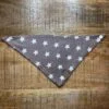 Bandana Little Star Met deze Bandana Little Star van A Lot for Doodles ziet jouw hond er uit om door een ringetje te halen. Deze bandana is klein van formaat en ideaal voor de wat kleinere honden en pups. De bandana is handgemaakt en van 100% katoen. De Bandana is voorzien van drukknoopjes zodat de bandana meteen als gegoten zit! Productspecificatie Bandana Little  Materiaal: Katoen Extra: Voorzien van drukknopen. De bandana is aan beide zijden bedrukt. Kleur: Beige/Bruin, witte sterren Merk: Handmade by A Lot for Doodles Maat: Nekomtrek maximaal 28 cm Wasvoorschrift: 30 graden Pinwheels, Bow Tie's en Bandana's voor honden kopen Bij A Lot for Doodles vind je een mooie selectie aan pinwheels, strikjes en bandana's voor honden. Zo kan elke hond goed gestyled de straat op Bandana's en strikjes voor honden Kleding maakt de hond. De Bandana's van A Lot for Doodles of de  strikjes en bandana's van Huxley and Kent zijn een echte eyecather. Jouw hond ziet er met de Banda's van A Lot for Doodles uit om door een ringetje te halen. De bandana's hebben verschillende designs zodat er altijd wel een passende bandana te vinden is voor jouw hond. Bekend van Instagram Als jij honden volgt via Instagram, dan kan het niet missen dat je wel eens de mooiste bandana's, strikjes en pinwheels voorbij hebt zien komen. Niet zo gek want de bandana's & strikjes zijn perfect voor een geweldige foto van jouw hond. Vergeet je A Lot for Doodles niet te taggen op Instagram? Bestel Bandana's en strikjes voor honden bij A Lot for Doodles Bestel je bandana's en strikjes voor jouw hond eenvoudig bij A Lot for Doodles. Of je nu een burberry design strik zoekt of een vrolijke bandana, met ons ruime assortiment wat uit voorraad leverbaar is zit er altijd een passende bandana of strik tussen. Ook voor het leukste (interactieve) hondenspeelgoed, shampoo's voor honden en lekkere hondensnacks kun je bij ons terecht. Heb je vragen over onze producten of advies nodig wat je het beste kunt bestellen? Neem gerust contact met ons op, we helpen je graag verder.