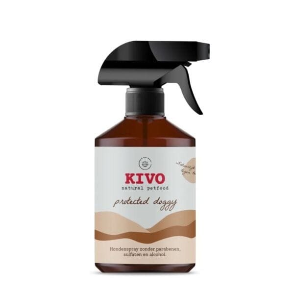 Kivo Dogspray Protected Doggy natuurlijk anti-teken middel Heb jij ook zo’n hekel aan die hardnekkige beestjes, die zich vastbijten in de nek van jouw hond? Wij wel! En als je ook vóór een natuurlijke bestrijding bent, heb je er vanaf nu een vriend bij; Kivo Dogspray Protected Doggy natuurlijk anti-teken middel. De felheid van citroen houdt teken en vlooien ver weg. Laat je niet misleiden: doordat we ‘m aanvullen met de geur van cederhout, ontstaat er een heerlijk kruidig-frisse geur. Vervelend voor teken, maar fijn voor de neus van de baas! Een heerlijke spray zonder parabenen, sulfaten en alcohol.  Tip: natuurlijke bestrijding werkt het állerbeste als je ook een product geeft dat inwendig zijn werk doet, zoals ons supplement met schapenvet, olijfolie, knoflook & zeewier. Inhoud: 500ml Probeer ook eens: Kivo Tea Tree en Arganolie natuurlijk anti-teken middel.  Ook fan van Kivo? Probeer ook eens de andere producten van Kivo Dosering Kivo Dogspray Protected Doggy natuurlijk anti-teken middel: Voor uitwendig gebruik. Geschikt voor langharige en kortharige hondenrassen. Ook toepasbaar op hondenmanden, benches en kennelruimtes. Gebruiksaanwijzing: spray op de vacht van de hond. Kam eventueel door en spoel niet uit. Gebruik 1 tot 2 keer in de week. Let op: bij contact met de ogen, oren en neus grondig uitspoelen met water. Buiten het bereik van kinderen houden. Niet geschikt voor katten. Samenstelling Kivo Dogspray Protected Doggy natuurlijk anti-teken middel: Aqua, Polysorbate 20, Propylene glycol, PEG-40 Hydrogenated Castor Oil Fatty acids, C18 unsatd, Parfum, Olea Europea Fruit Oil Tocopheryl Acetate.  Over Kivo Petfood Kivo is een merk van hondenvoer dat bekend staat om zijn natuurlijke ingrediënten en hoogwaardige voeding voor honden. Het bedrijf richt zich op het leveren van gezonde, uitgebalanceerde voeding die voldoet aan de voedingsbehoeften van honden van alle leeftijden en maten. Het assortiment van Kivo omvat vaak verschillende opties, zoals droogvoer, natvoer en diepvriesvoer, zodat eigenaren de voeding kunnen kiezen die het beste past bij de behoeften en voorkeuren van hun hond. Natuurlijke producten voor honden De missie van Kivo? To create happiness. Want een blije viervoeter verspreidt geluk. Door het welzijn van zoveel mogelijk honden en katten te verbeteren, hoopt Kivo daarom oneindig veel geluk te creëren. Zo toveren ze bij Kivo een glimlach op het gezicht van elke dierenliefhebber. En dat is precies waar ze het bij Kivo allemaal voor doen. Die missie is ontstaan uit de liefde die hun Opa Bert had voor honden — zijn eigen en die van anderen. Homeopathische behandelingen en natuurlijke voeding volgens een unieke receptuur: Opa Bert deed alles vanuit zijn intentie om honden te laten stralen van geluk en ze er nóg mooier uit te laten zien. Opa Bert wist het als hondenfokker in de jaren ‘60 al en inmiddels is er genoeg ondersteunend onderzoek dat het ook aantoont: natuurlijke voeding heeft een positief effect op huisdieren. Volgens de visie van Opa Bert maakt Kivo daarom al sinds 1972 op ambachtelijke wijze natuurlijk voer. Het resultaat? Een smaakvol assortiment waar iedere viervoeter van gaat watertanden & kwispelen. Hypoallergeen hondenvoer  Gezondheidsklachten bij honden kunnen veroorzaakt worden door stoffen en ingrediënten waar het verteringsstelsel van een carnivoor niet direct iets mee kan. Denk bijvoorbeeld aan producten als: gluten, soja, suikers, zout, kunstmatige geur,- kleur & smaakstoffen, conserveringsmiddelen en chemische toevoegingen. Daarnaast is het essentieel dat de voeding van jouw hond hoofdzakelijk dierlijke ingrediënten bevat. Dierlijke ingrediënten bevatten dierlijke cellen. Dierlijke cellen zijn voor een carnivoor onmisbaar omdat ze alle essentiële aminozuren bevatten die ze nodig hebben om een gezond en gelukkig leven te behouden. Gezondheidsklachten bij honden Laat voeding het medicijn zijn, dat is de overtuiging van Kivo. Ondanks alle liefde die we aan onze harige huisgenoten geven, ontwikkelen sommige honden toch gezondheidsklachten. Niemand wil een geliefd huisdier zien lijden, dus de klachten moeten zo snel mogelijk verholpen worden. Maar helaas blijft het meestal bij het bestrijden van de klachten; aan de onderliggende oorzaak wordt vaak te weinig aandacht besteed. Het voer van Kivo barst van de natuurlijke ingrediënten en zit bommetjevol vitaminen en mineralen. Voer zonder fratsen! De beste producten voor honden Bij Kivo snappen dat je precies wilt weten wat er in de producten zit. Daarom hebben zij het je wat makkelijker gemaakt. Geen grote claims of beloftes op onze verpakkingen, wel de waarheid. Waarbij we vaak een kijkje in onze fabriek geven, zodat we volledig transparant naar onze klanten kunnen zijn. Daarnaast weten ze bij Kivo precies wat ze erin stoppen, want de producten worden lokaal geproduceerd in hun eigen fabriek in Veldhoven. Het voer van Kivo is vrij van gluten, conserveringsmiddelen en kunstmatige geur, kleur en smaakstoffen. Kivo supplementen voor honden Kivo biedt naast gestoomd vlees en geperste hondenbrokjes ook een assortiment aan supplementen aan voor honden. Deze supplementen zijn ontworpen om te voorzien in specifieke voedingsbehoeften of om de algemene gezondheid en welzijn van honden te ondersteunen. Sommige honden kunnen wel een extra steuntje in de rug gebruiken. Speciaal voor het versoepelen van gewrichten, meer weerstand, of een glanzende vacht hebben we een aanbod supplementen. Ze zitten bommetjevol omega 3, superfoods, oliën en vetten. Dankzij deze laatste twee is de basis vloeibaar en daardoor de opname vele malen hoger. Natuurlijke anti-teken en vlooien producten voor honden Naast heerlijk hondenvoer en supplementen biedt Kivo ook natuurlijke anti-teken en vlooienproducten aan voor honden. Deze producten zijn ontworpen om teken af te weren of te doden op een natuurlijke en veilige manier, zonder schadelijke chemicaliën die soms in traditionele tekenpreventieproducten worden gebruikt. De felheid van citroen houdt teken en vlooien ver weg. Laat je niet misleiden: doordat we ‘m aanvullen met de geur van cederhout, ontstaat er een heerlijk kruidig-frisse geur. Vervelend voor teken, maar fijn voor de neus van de baas! Bestel Kivo Petfood bij A Lot for Doodles Bestel de producten van Kivo eenvoudig bij A Lot for Doodles. Of je nu versvoer, hondenbrokken of natuurlijke anti-vlooien en teken middelen zoekt voor je hond, je slaagt zeker weten met het ruime assortiment wat uit voorraad leverbaar is. Heb je vragen over onze producten of advies nodig wat je het beste kunt bestellen? Neem gerust contact met ons op, we helpen je graag verder.