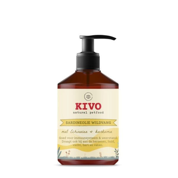 Kivo Sardineolie Wildvang Echinacea & Kurkuma De Kivo Sardineolie Wildvang Echinacea & Kurkuma is een ware boost voor het immuunsysteem van jouw hond! Dit supplement haalt elke bowl omhoog. Met deze op basis van sardineolie wildvang wil je zéker in zee gaan. Er zit namelijk ook echte plant-power in. Echinacea (of terwijl ’de zonnehoed’) staat al eeuwenlang bekend om zijn weerstandsverhogende werking. De kurkuma (of terwijl ‘de geelwortel’) kan ontstekingsremmend werken en is een sterke anti-oxidant. Omdat ze zwemmen in de sardineolie, zijn ze extra goed opneembaar door je hond. Dat maakt het niet alleen een heel lekker supplement, maar ook nog eens een buitengewoon effectieve.  De Kivo Sardineolie Wildvang Echinacea & Kurkuma is goed voor immuunsysteem & weerstand. Daarnaast draagt het bij aan de hersenen, huid, vacht, hart en vaten van jouw hond. Kom maar door met die plant- en vis power! Gebruik de Kivo Sardineolie Wildvang Echinacea & Kurkuma in combinatie met de Verse zalm of lam koudgeperste brokken of het heerlijke gestoomde vlees van Kivo. Vrij van kunstmatige toevoegingen Inhoud: 500ml Ook fan van Kivo? Probeer ook eens de andere producten van Kivo Dagelijkse hoeveelheid Kivo Sardineolie Wildvang Echinacea & Kurkuma: Dosering per dag op basis van lichaamsgewicht in kilo’s 5-10         1-2 pompjes 10-20      2-4 pompjes 20-30      4-6 pompjes 30-40      6-8 pompjes 40+          8-9 pompjes (2 pompjes = 5ml) Samenstelling Kivo Sardineolie Wildvang Echinacea & Kurkuma: Sardineolie wildvang 100%, Echinacea (3000 mg), Kurkuma (3000 mg). Analyse: Ruw vet: 99% Ruw celstof: 3% Ruw as: