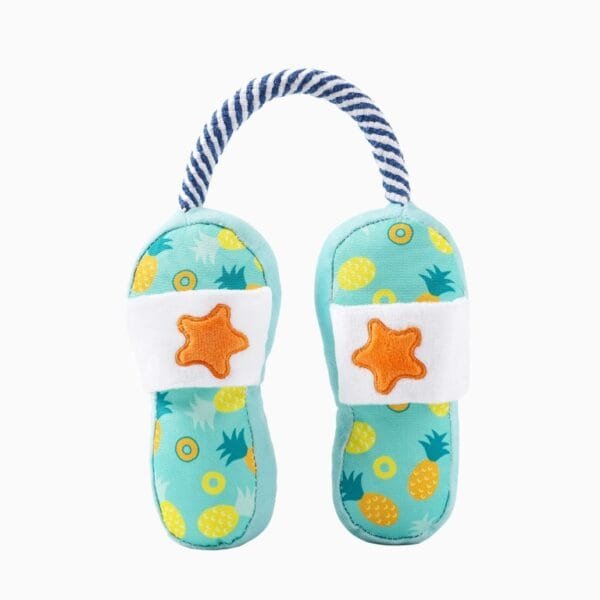 HugSmart Beach Daze Slippers Let's go to the Beach! Trek de slippers aan en ga naar the best place to be. Met deze super leuke slippers van HugSmart is jouw hond helemaal klaar voor het strand! Formaat HugSmart Beach Daze Slippers: 20 x 7,5cm Let op: Er is geen enkel hondenspeelgoed in de wereld wat niet kapot kan. Ondanks de algehele stevigheid van het speelgoed, zou het kapot kunnen gaan. Op hondenspeelgoed zit geen garantie. Kies dus het juiste soort speeltje voor jouw hond zijn kauw- en speelbehoefte. Haal kapotte speeltjes meteen weg en laat jouw hond alleen spelen onder toezicht. Over HugSmart Hondenspeelgoed HugSmart begint in 1985 als een familiebedrijf dat bedreven is in het ontwerpen en vervaardigen van kinderspeelgoed. Naarmate het gezin groeide, groeide ook het bedrijf, samen met de liefde voor hun huisdieren, aangezien ze een groot deel van hun gezin uitmaken. Inmiddels zijn ze bij HugSmart bedreven om het beste speelgoed te maken voor alle huisdieren die er zijn. Koop Interactief Hondenspeelgoed HugSmart staat bekend om hun grote collectie in interactief speelgoed voor honden. Alle honden hebben speelgoed nodig. Honden spelen natuurlijk graag met een bal en een touw, maar we vergeten wel eens hoe belangrijk de mentale gezondheid is van een hond. Om jouw hond voldoende mentale uitdaging te bieden kun je gebruik maken van interactief hondenspeelgoed. In feite is interactief hondenspeelgoed niet alleen belangrijk om je hond tevreden te houden en verveling te voorkomen. Het is ook nuttig om problematisch gedrag aan te pakken, zoals destructief kauwen of hinderlijk blaffen. Bij A Lot for Doodles vind je een groot assortiment aan interactief hondenspeelgoed. HugSmart dogtoys Nederland Bij hugSmart maken speelgoed voor huisdieren - van hoge kwaliteit en veilig met dezelfde hoge normen die gelden voor het maken van speelgoed voor mensen. Ze ontwerpen schattig, innovatief en modieus speelgoed om tegemoet te komen aan de levensstijl van de huisdier ouders van vandaag. Ze leveren het WOW effect en verspreiden geluk onder huisdier gezinnen over de hele wereld. Bekend van Instagram Als jij honden volgt via Instagram, dan kan het niet missen dat je de HugSmart hondenspeeltjes wel eens voorbij hebt zien komen. Niet zo gek want de grappige speeltjes zijn perfect voor een geweldige foto samen met jouw hond. Vergeet je A Lot for Doodles niet te taggen op Instagram? Bestel HugSmart hondenspeeltjes bij A Lot for Doodles Bestel je interactieve hondenspeelgoed eenvoudig bij A Lot for Doodles. Of je nu een lief en schattig knuffeltje zoekt of een grappige, ondeugende speelkameraad voor je hond, je slaagt zeker weten met het ruime assortiment wat uit voorraad leverbaar is. Heb je vragen over onze producten of advies nodig wat je het beste kunt bestellen? Neem gerust contact met ons op, we helpen je graag verder!