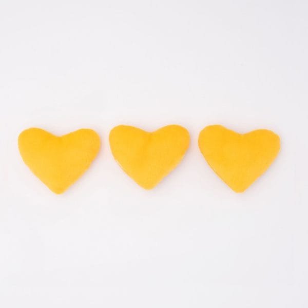 ZippyPaws Miniz 3-pack Heart Cookies Jouw hond raakt helemaal verliefd op deze leuke cookies. En om het helemaal compleet te maken, zit er in ZippyPaws Miniz Heart Cookies niet 1, maar zelfs 3 cookies! Leuk om hide and seek mee te spelen, te apporteren of gewoon mee te chillen.  Formaat ZippyPaws Miniz 3-pack Heart Cookies: 9,5 x 7 cm Let op: Er is geen enkel hondenspeelgoed in de wereld wat niet kapot kan. Ondanks de algehele stevigheid van het speelgoed, zou het kapot kunnen gaan. Op hondenspeelgoed zit geen garantie. Kies dus het juiste soort speeltje voor jouw hond zijn kauw- en speelbehoefte. Haal kapotte speeltjes meteen weg en laat jouw hond alleen spelen onder toezicht. ZippyPaws Hondenspeelgoed Hondenspeeltjes van het merk ZippyPaws staan garant voor de allerleukste designs en zijn goed voor urenlang speelplezier. De hondenspeeltjes van ZippyPaws zijn ontworpen door hondenmensen voor honden. En dat zie je aan alles. ZippyPaws Burrows De Zippypaws Burrows zijn zoekspellen voor de hond. In iedere Burrow zitten 3 piepbeestjes verstopt. Speciaal voor honden die niet enthousiast worden van hersenwerkjes met voer zijn de Burrows perfect. Want de beloning is geen voer, maar een klein piepspeeltje. Je kunt de speeltjes zo vaak terug stoppen als je wilt, zodat jouw hond weer op zoek kan! Alle delen van de Zippy Burrows zijn gemaakt van hoogwaardig pluche stof. Daardoor is het niet alleen geschikt als interactief speeltje, maar kan het ook gebruikt worden als knuffelspeeltje. Alle speeltjes in de Burrows bevatten een ronde pieper om je hond extra enthousiast te maken. Interactief hondenspeelgoed bestellen Alle honden hebben speelgoed nodig. Het geeft zowel een mentale- als lichamelijke uitdaging voor je hond! Interactief hondenspeelgoed is niet alleen belangrijk om je hond tevreden te houden en verveling te voorkomen. Het is ook nuttig om problematisch gedrag aan te pakken, zoals destructief kauwen of hinderlijk blaffen. Zippypaws Burrows De Zippypaws Burrows zijn zoekspellen voor de hond. In iedere Burrow zitten 3 piepbeestjes verstopt. Speciaal voor honden die niet enthousiast worden van hersenwerkjes met voer zijn de Burrows perfect. Want de beloning is geen voer, maar een klein piepspeeltje. Je kunt de speeltjes zo vaak terug stoppen als je wilt, zodat jouw hond weer op zoek kan! Alle delen van de Zippy Burrows zijn gemaakt van hoogwaardig pluche stof. Alle speeltjes in de Burrows bevatten een ronde pieper om je hond extra enthousiast te maken. Doordat zowel de Burrow als de speeltjes in de Burrow van pluche zijn gemaakt is het niet alleen geschikt als interactiefspeeltje, maar kan het ook gebruikt worden als knuffelspeeltje. ZippyPaws Donutz Het populairste speeltje van Zippypaws is de Donut. Al in 2017 werd de miljardste donut verkocht. Voor de hond zijn de donut speeltjes helemaal geweldig. Er zitten 2 half ronde piepers in, waardoor het niet uitmaakt waar je in de donut bijt. Piepen doet de Zippypaws Donut altijd! De Donutz bevatten verder geen zachte pluche vulling. Ideaal voor honden die het normaal altijd laten sneeuwen in huis. Bekend van Instagram Als jij honden volgt via Instagram, dan kan het niet missen dat je de ZippyPaws hondenspeeltjes wel eens voorbij hebt zien komen. Niet zo gek want de grappige en interactieve speeltjes zijn perfect voor een geweldige foto samen met jouw hond. Vergeet je A Lot for Doodles niet te taggen op Instagram? ZippyPaws Nederland ZippyPaws hondenspeelgoed komt uit Amerika. Sinds een aantal jaren zijn de speeltjes ook in Nederland verkrijgbaar. Wij van A Lot for Doodles zijn trots dat we ZippyPaws verkopen in onze webshop. Bezoek onze shop en ontdek alle leuke speeltjes van ZippyPaws! ZippyPaws online bestellen De ZippyPaws hondenspeeltjes zijn bij ons online te bestellen. Naast de leuke speeltjes van ZippyPaws kun je ook bij ons terecht voor de merken Huxley & Kent, PawStory, HugSmart, Sodapup, Soos Pets, Cowboy Magic, Bass Brushes, P.L.A.Y., Yakka's & Carniwell. Heb je advies nodig? Neem gerust contact met ons op. We helpen je graag!