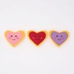 ZippyPaws Miniz 3-pack Heart Cookies Jouw hond raakt helemaal verliefd op deze leuke cookies. En om het helemaal compleet te maken, zit er in ZippyPaws Miniz Heart Cookies niet 1, maar zelfs 3 cookies! Leuk om hide and seek mee te spelen, te apporteren of gewoon mee te chillen.  Formaat ZippyPaws Miniz 3-pack Heart Cookies: 9,5 x 7 cm Let op: Er is geen enkel hondenspeelgoed in de wereld wat niet kapot kan. Ondanks de algehele stevigheid van het speelgoed, zou het kapot kunnen gaan. Op hondenspeelgoed zit geen garantie. Kies dus het juiste soort speeltje voor jouw hond zijn kauw- en speelbehoefte. Haal kapotte speeltjes meteen weg en laat jouw hond alleen spelen onder toezicht. ZippyPaws Hondenspeelgoed Hondenspeeltjes van het merk ZippyPaws staan garant voor de allerleukste designs en zijn goed voor urenlang speelplezier. De hondenspeeltjes van ZippyPaws zijn ontworpen door hondenmensen voor honden. En dat zie je aan alles. ZippyPaws Burrows De Zippypaws Burrows zijn zoekspellen voor de hond. In iedere Burrow zitten 3 piepbeestjes verstopt. Speciaal voor honden die niet enthousiast worden van hersenwerkjes met voer zijn de Burrows perfect. Want de beloning is geen voer, maar een klein piepspeeltje. Je kunt de speeltjes zo vaak terug stoppen als je wilt, zodat jouw hond weer op zoek kan! Alle delen van de Zippy Burrows zijn gemaakt van hoogwaardig pluche stof. Daardoor is het niet alleen geschikt als interactief speeltje, maar kan het ook gebruikt worden als knuffelspeeltje. Alle speeltjes in de Burrows bevatten een ronde pieper om je hond extra enthousiast te maken. Interactief hondenspeelgoed bestellen Alle honden hebben speelgoed nodig. Het geeft zowel een mentale- als lichamelijke uitdaging voor je hond! Interactief hondenspeelgoed is niet alleen belangrijk om je hond tevreden te houden en verveling te voorkomen. Het is ook nuttig om problematisch gedrag aan te pakken, zoals destructief kauwen of hinderlijk blaffen. Zippypaws Burrows De Zippypaws Burrows zijn zoekspellen voor de hond. In iedere Burrow zitten 3 piepbeestjes verstopt. Speciaal voor honden die niet enthousiast worden van hersenwerkjes met voer zijn de Burrows perfect. Want de beloning is geen voer, maar een klein piepspeeltje. Je kunt de speeltjes zo vaak terug stoppen als je wilt, zodat jouw hond weer op zoek kan! Alle delen van de Zippy Burrows zijn gemaakt van hoogwaardig pluche stof. Alle speeltjes in de Burrows bevatten een ronde pieper om je hond extra enthousiast te maken. Doordat zowel de Burrow als de speeltjes in de Burrow van pluche zijn gemaakt is het niet alleen geschikt als interactiefspeeltje, maar kan het ook gebruikt worden als knuffelspeeltje. ZippyPaws Donutz Het populairste speeltje van Zippypaws is de Donut. Al in 2017 werd de miljardste donut verkocht. Voor de hond zijn de donut speeltjes helemaal geweldig. Er zitten 2 half ronde piepers in, waardoor het niet uitmaakt waar je in de donut bijt. Piepen doet de Zippypaws Donut altijd! De Donutz bevatten verder geen zachte pluche vulling. Ideaal voor honden die het normaal altijd laten sneeuwen in huis. Bekend van Instagram Als jij honden volgt via Instagram, dan kan het niet missen dat je de ZippyPaws hondenspeeltjes wel eens voorbij hebt zien komen. Niet zo gek want de grappige en interactieve speeltjes zijn perfect voor een geweldige foto samen met jouw hond. Vergeet je A Lot for Doodles niet te taggen op Instagram? ZippyPaws Nederland ZippyPaws hondenspeelgoed komt uit Amerika. Sinds een aantal jaren zijn de speeltjes ook in Nederland verkrijgbaar. Wij van A Lot for Doodles zijn trots dat we ZippyPaws verkopen in onze webshop. Bezoek onze shop en ontdek alle leuke speeltjes van ZippyPaws! ZippyPaws online bestellen De ZippyPaws hondenspeeltjes zijn bij ons online te bestellen. Naast de leuke speeltjes van ZippyPaws kun je ook bij ons terecht voor de merken Huxley & Kent, PawStory, HugSmart, Sodapup, Soos Pets, Cowboy Magic, Bass Brushes, P.L.A.Y., Yakka's & Carniwell. Heb je advies nodig? Neem gerust contact met ons op. We helpen je graag!