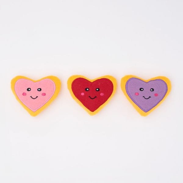 ZippyPaws Miniz 3-pack Heart Cookies Jouw hond raakt helemaal verliefd op deze leuke cookies. En om het helemaal compleet te maken, zit er in ZippyPaws Miniz Heart Cookies niet 1, maar zelfs 3 cookies! Leuk om hide and seek mee te spelen, te apporteren of gewoon mee te chillen.  Formaat ZippyPaws Miniz 3-pack Heart Cookies: 9,5 x 7 cm Let op: Er is geen enkel hondenspeelgoed in de wereld wat niet kapot kan. Ondanks de algehele stevigheid van het speelgoed, zou het kapot kunnen gaan. Op hondenspeelgoed zit geen garantie. Kies dus het juiste soort speeltje voor jouw hond zijn kauw- en speelbehoefte. Haal kapotte speeltjes meteen weg en laat jouw hond alleen spelen onder toezicht. ZippyPaws Hondenspeelgoed Hondenspeeltjes van het merk ZippyPaws staan garant voor de allerleukste designs en zijn goed voor urenlang speelplezier. De hondenspeeltjes van ZippyPaws zijn ontworpen door hondenmensen voor honden. En dat zie je aan alles. ZippyPaws Burrows De Zippypaws Burrows zijn zoekspellen voor de hond. In iedere Burrow zitten 3 piepbeestjes verstopt. Speciaal voor honden die niet enthousiast worden van hersenwerkjes met voer zijn de Burrows perfect. Want de beloning is geen voer, maar een klein piepspeeltje. Je kunt de speeltjes zo vaak terug stoppen als je wilt, zodat jouw hond weer op zoek kan! Alle delen van de Zippy Burrows zijn gemaakt van hoogwaardig pluche stof. Daardoor is het niet alleen geschikt als interactief speeltje, maar kan het ook gebruikt worden als knuffelspeeltje. Alle speeltjes in de Burrows bevatten een ronde pieper om je hond extra enthousiast te maken. Interactief hondenspeelgoed bestellen Alle honden hebben speelgoed nodig. Het geeft zowel een mentale- als lichamelijke uitdaging voor je hond! Interactief hondenspeelgoed is niet alleen belangrijk om je hond tevreden te houden en verveling te voorkomen. Het is ook nuttig om problematisch gedrag aan te pakken, zoals destructief kauwen of hinderlijk blaffen. Zippypaws Burrows De Zippypaws Burrows zijn zoekspellen voor de hond. In iedere Burrow zitten 3 piepbeestjes verstopt. Speciaal voor honden die niet enthousiast worden van hersenwerkjes met voer zijn de Burrows perfect. Want de beloning is geen voer, maar een klein piepspeeltje. Je kunt de speeltjes zo vaak terug stoppen als je wilt, zodat jouw hond weer op zoek kan! Alle delen van de Zippy Burrows zijn gemaakt van hoogwaardig pluche stof. Alle speeltjes in de Burrows bevatten een ronde pieper om je hond extra enthousiast te maken. Doordat zowel de Burrow als de speeltjes in de Burrow van pluche zijn gemaakt is het niet alleen geschikt als interactiefspeeltje, maar kan het ook gebruikt worden als knuffelspeeltje. ZippyPaws Donutz Het populairste speeltje van Zippypaws is de Donut. Al in 2017 werd de miljardste donut verkocht. Voor de hond zijn de donut speeltjes helemaal geweldig. Er zitten 2 half ronde piepers in, waardoor het niet uitmaakt waar je in de donut bijt. Piepen doet de Zippypaws Donut altijd! De Donutz bevatten verder geen zachte pluche vulling. Ideaal voor honden die het normaal altijd laten sneeuwen in huis. Bekend van Instagram Als jij honden volgt via Instagram, dan kan het niet missen dat je de ZippyPaws hondenspeeltjes wel eens voorbij hebt zien komen. Niet zo gek want de grappige en interactieve speeltjes zijn perfect voor een geweldige foto samen met jouw hond. Vergeet je A Lot for Doodles niet te taggen op Instagram? ZippyPaws Nederland ZippyPaws hondenspeelgoed komt uit Amerika. Sinds een aantal jaren zijn de speeltjes ook in Nederland verkrijgbaar. Wij van A Lot for Doodles zijn trots dat we ZippyPaws verkopen in onze webshop. Bezoek onze shop en ontdek alle leuke speeltjes van ZippyPaws! ZippyPaws online bestellen De ZippyPaws hondenspeeltjes zijn bij ons online te bestellen. Naast de leuke speeltjes van ZippyPaws kun je ook bij ons terecht voor de merken Huxley & Kent, PawStory, HugSmart, Sodapup, Soos Pets, Cowboy Magic, Bass Brushes, P.L.A.Y., Yakka's & Carniwell. Heb je advies nodig? Neem gerust contact met ons op. We helpen je graag!