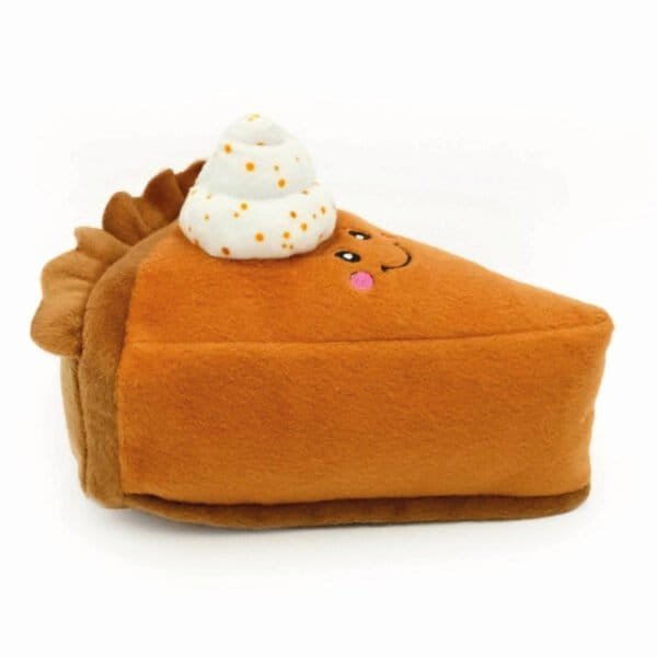 ZippyPaws NomNomz Pumpkin Spice Slice Je favoriete stukje pompoentaart omgetoverd tot een schattig pluchen hondenspeeltje. De ZippyPaws NomNomz Pumpkin Spice Slice heeft een golvende korst en een heerlijke toef slagroom. Om je pootjes bij af te likken! NomNomz zijn de favoriete snacks van baasjes, maar dan in pluche vorm! Verwen de inner foodie van jouw hond met deze 'heerlijke' taartpunt. Één hap en jouw hond waant zich in doggie heaven. De ZippyPaws NomNomz Pumpkin Spice Slice bevat een pieper voor urenlang piepend speelplezier.  Formaat ZippyPaws NomNomz Pumpkin Spice Slice: 19 x 15 x 14 cm Let op: Er is geen enkel hondenspeelgoed in de wereld wat niet kapot kan. Ondanks de algehele stevigheid van het speelgoed, zou het kapot kunnen gaan. Op hondenspeelgoed zit geen garantie. Kies dus het juiste soort speeltje voor jouw hond zijn kauw- en speelbehoefte. Haal kapotte speeltjes meteen weg en laat jouw hond alleen spelen onder toezicht. ZippyPaws Hondenspeelgoed Hondenspeeltjes van het merk ZippyPaws staan garant voor de allerleukste designs en zijn goed voor urenlang speelplezier. De hondenspeeltjes van ZippyPaws zijn ontworpen door hondenmensen voor honden. En dat zie je aan alles. ZippyPaws Burrows De Zippypaws Burrows zijn zoekspellen voor de hond. In iedere Burrow zitten 3 piepbeestjes verstopt. Speciaal voor honden die niet enthousiast worden van hersenwerkjes met voer zijn de Burrows perfect. Want de beloning is geen voer, maar een klein piepspeeltje. Je kunt de speeltjes zo vaak terug stoppen als je wilt, zodat jouw hond weer op zoek kan! Alle delen van de Zippy Burrows zijn gemaakt van hoogwaardig pluche stof. Daardoor is het niet alleen geschikt als interactief speeltje, maar kan het ook gebruikt worden als knuffelspeeltje. Alle speeltjes in de Burrows bevatten een ronde pieper om je hond extra enthousiast te maken. Interactief hondenspeelgoed bestellen Alle honden hebben speelgoed nodig. Het geeft zowel een mentale- als lichamelijke uitdaging voor je hond! Interactief hondenspeelgoed is niet alleen belangrijk om je hond tevreden te houden en verveling te voorkomen. Het is ook nuttig om problematisch gedrag aan te pakken, zoals destructief kauwen of hinderlijk blaffen. Zippypaws Burrows De Zippypaws Burrows zijn zoekspellen voor de hond. In iedere Burrow zitten 3 piepbeestjes verstopt. Speciaal voor honden die niet enthousiast worden van hersenwerkjes met voer zijn de Burrows perfect. Want de beloning is geen voer, maar een klein piepspeeltje. Je kunt de speeltjes zo vaak terug stoppen als je wilt, zodat jouw hond weer op zoek kan! Alle delen van de Zippy Burrows zijn gemaakt van hoogwaardig pluche stof. Alle speeltjes in de Burrows bevatten een ronde pieper om je hond extra enthousiast te maken. Doordat zowel de Burrow als de speeltjes in de Burrow van pluche zijn gemaakt is het niet alleen geschikt als interactiefspeeltje, maar kan het ook gebruikt worden als knuffelspeeltje. ZippyPaws Donutz Het populairste speeltje van Zippypaws is de Donut. Al in 2017 werd de miljardste donut verkocht. Voor de hond zijn de donut speeltjes helemaal geweldig. Er zitten 2 half ronde piepers in, waardoor het niet uitmaakt waar je in de donut bijt. Piepen doet de Zippypaws Donut altijd! De Donutz bevatten verder geen zachte pluche vulling. Ideaal voor honden die het normaal altijd laten sneeuwen in huis. Bekend van Instagram Als jij honden volgt via Instagram, dan kan het niet missen dat je de ZippyPaws hondenspeeltjes wel eens voorbij hebt zien komen. Niet zo gek want de grappige en interactieve speeltjes zijn perfect voor een geweldige foto samen met jouw hond. Vergeet je A Lot for Doodles niet te taggen op Instagram? ZippyPaws Nederland ZippyPaws hondenspeelgoed komt uit Amerika. Sinds een aantal jaren zijn de speeltjes ook in Nederland verkrijgbaar. Wij van A Lot for Doodles zijn trots dat we ZippyPaws verkopen in onze webshop. Bezoek onze shop en ontdek alle leuke speeltjes van ZippyPaws! ZippyPaws online bestellen De ZippyPaws hondenspeeltjes zijn bij ons online te bestellen. Naast de leuke speeltjes van ZippyPaws kun je ook bij ons terecht voor de merken Huxley & Kent, PawStory, HugSmart, Sodapup, Soos Pets, Cowboy Magic, Bass Brushes, P.L.A.Y., Yakka's & Carniwell. Heb je advies nodig? Neem gerust contact met ons op. We helpen je graag!